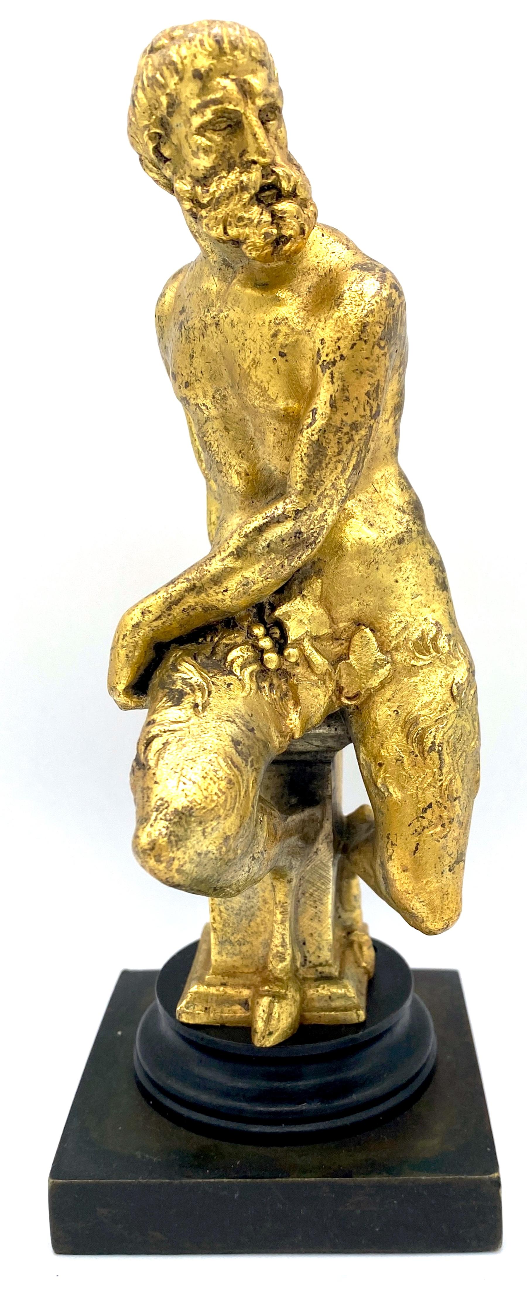 Sculpture en bronze patiné et bronze doré du 19e siècle représentant un satyre assis 
France, Circa 1875

Sculpture en bronze patiné et bronze doré du XIXe siècle représentant un satyre assis, réalisée vers 1875. Cette sculpture en bronze doré bien