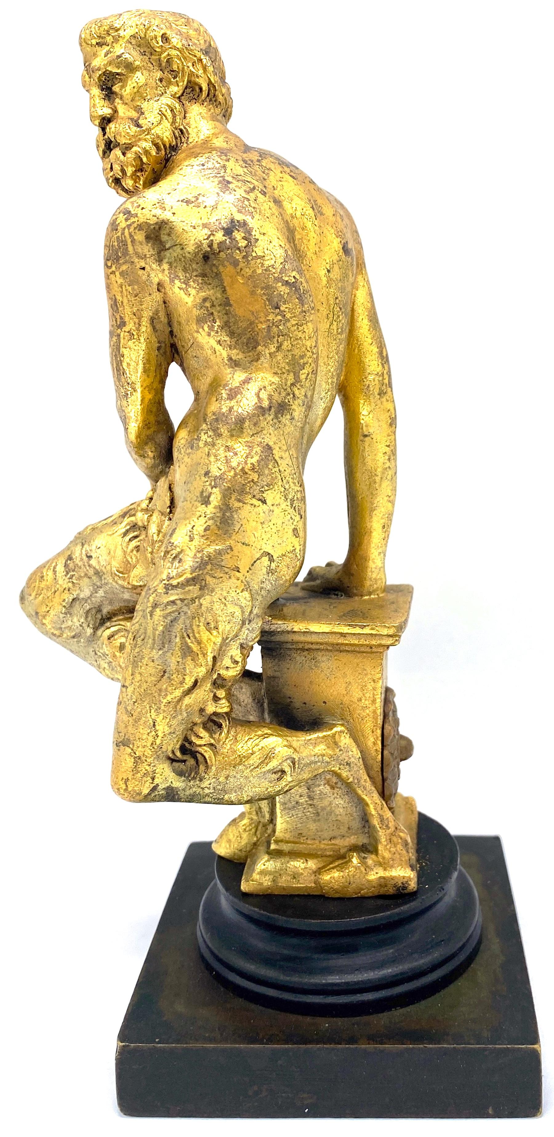 Moulage Sculpture en bronze patiné et bronze doré du 19e siècle représentant un satyre assis  en vente