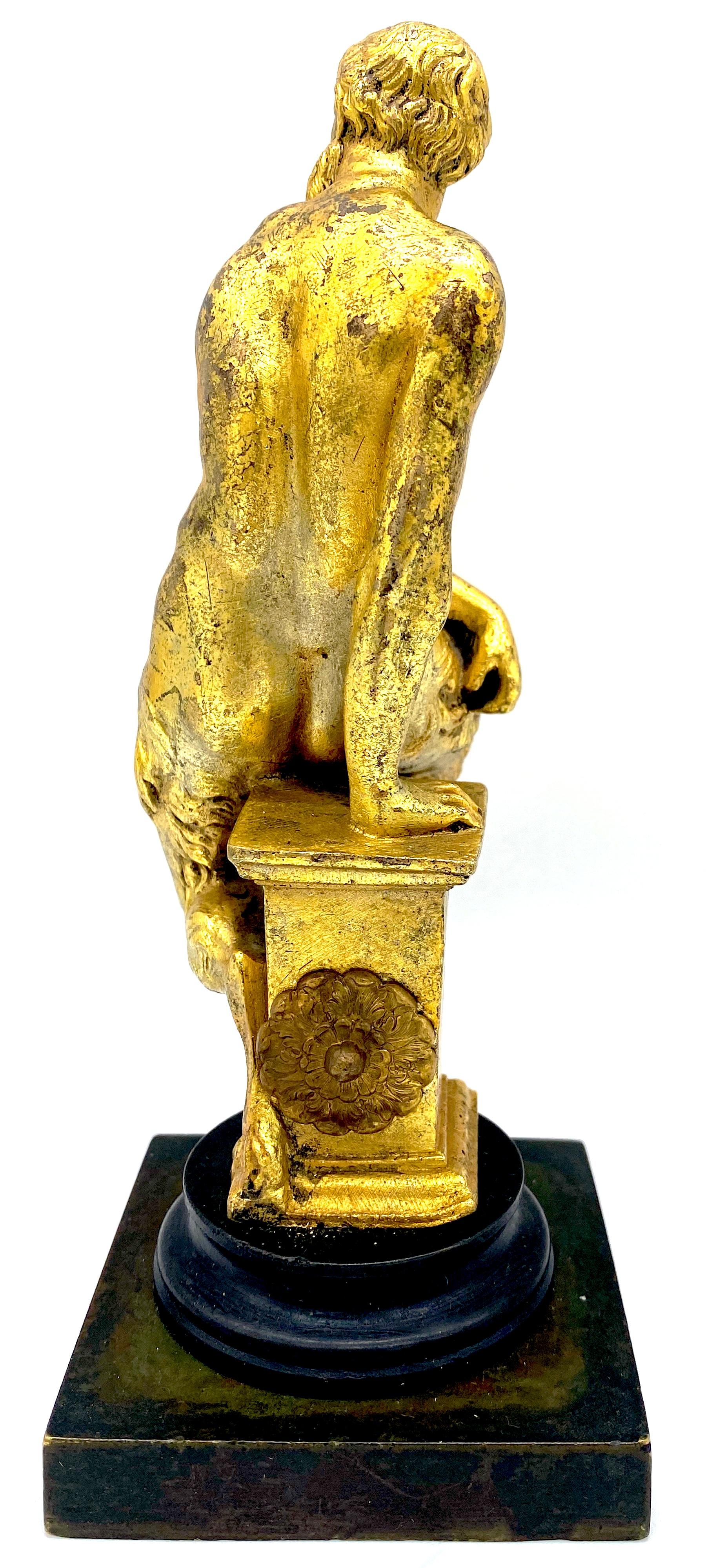 Sculpture en bronze patiné et bronze doré du 19e siècle représentant un satyre assis  Bon état - En vente à West Palm Beach, FL