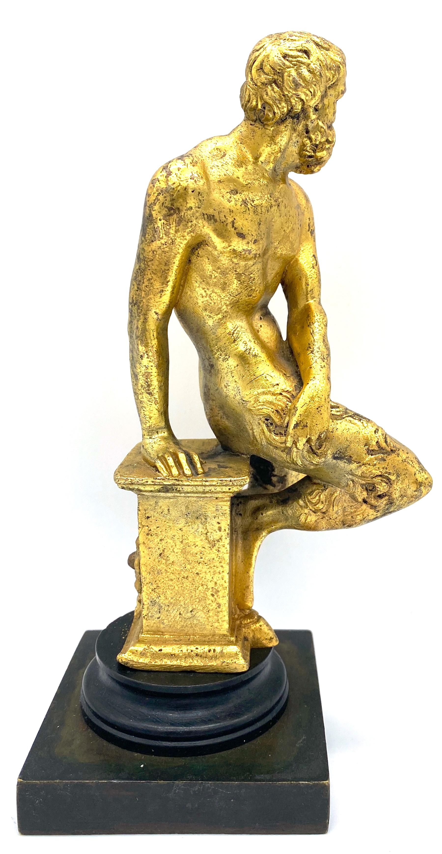 XIXe siècle Sculpture en bronze patiné et bronze doré du 19e siècle représentant un satyre assis  en vente