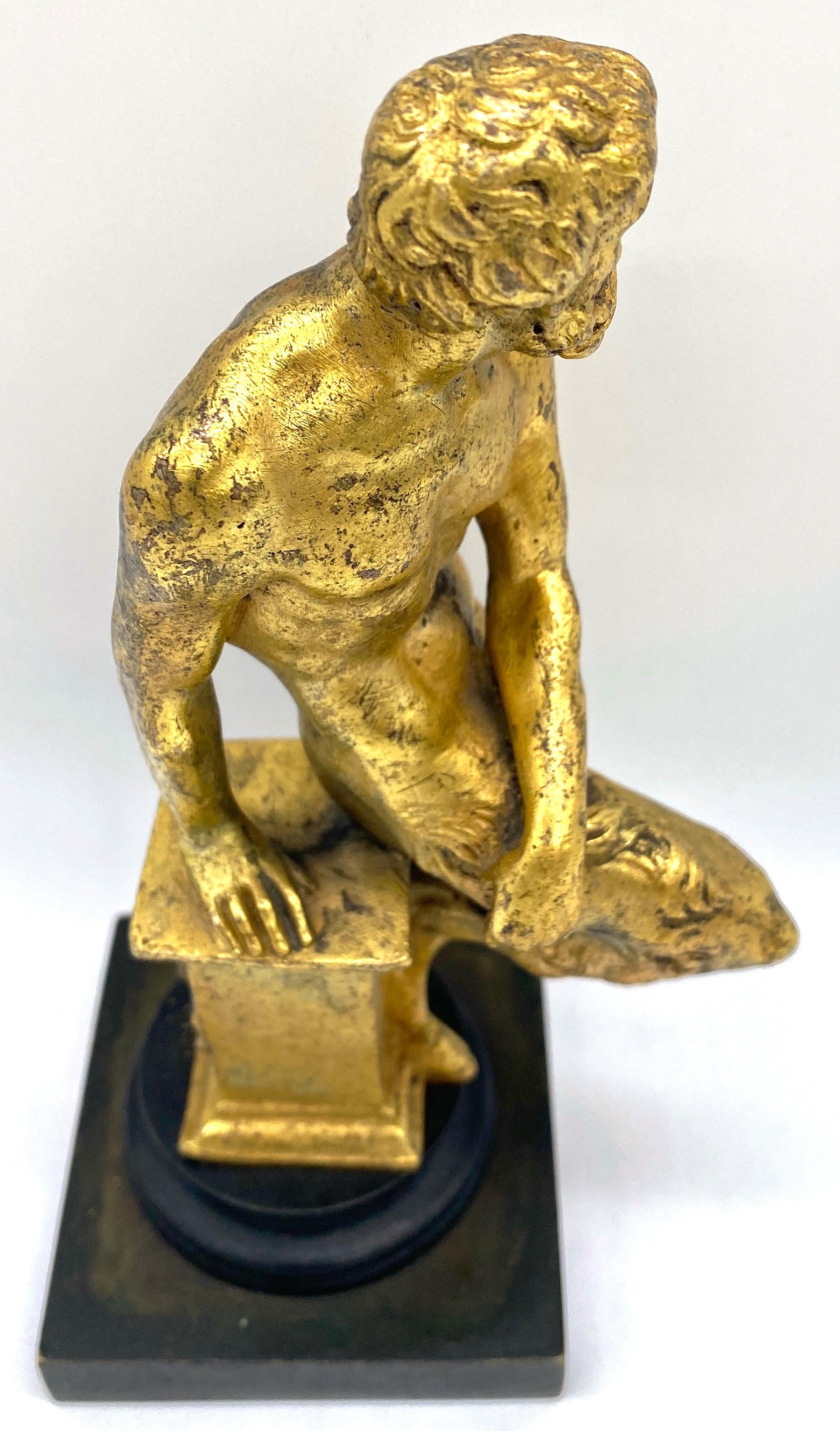 Bronze Sculpture en bronze patiné et bronze doré du 19e siècle représentant un satyre assis  en vente