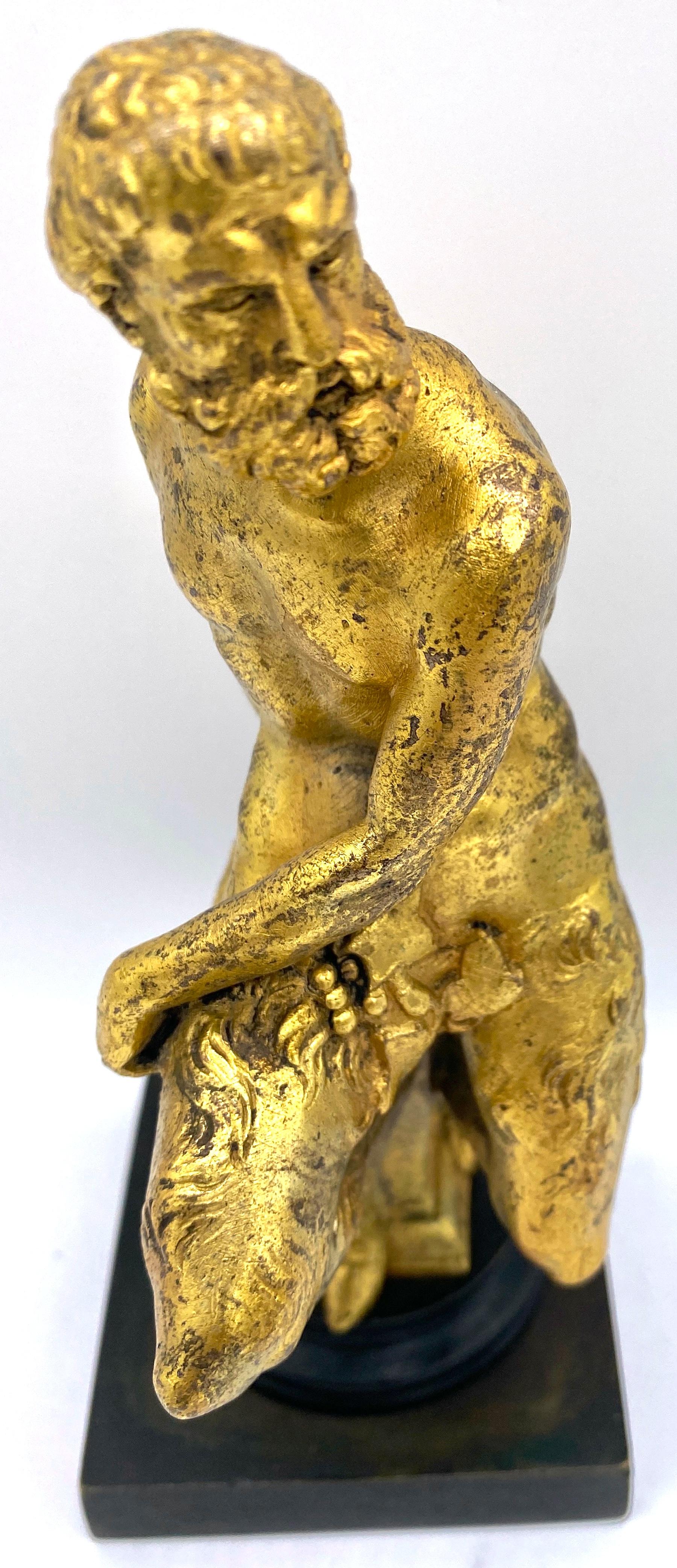 Sculpture en bronze patiné et bronze doré du 19e siècle représentant un satyre assis  en vente 1