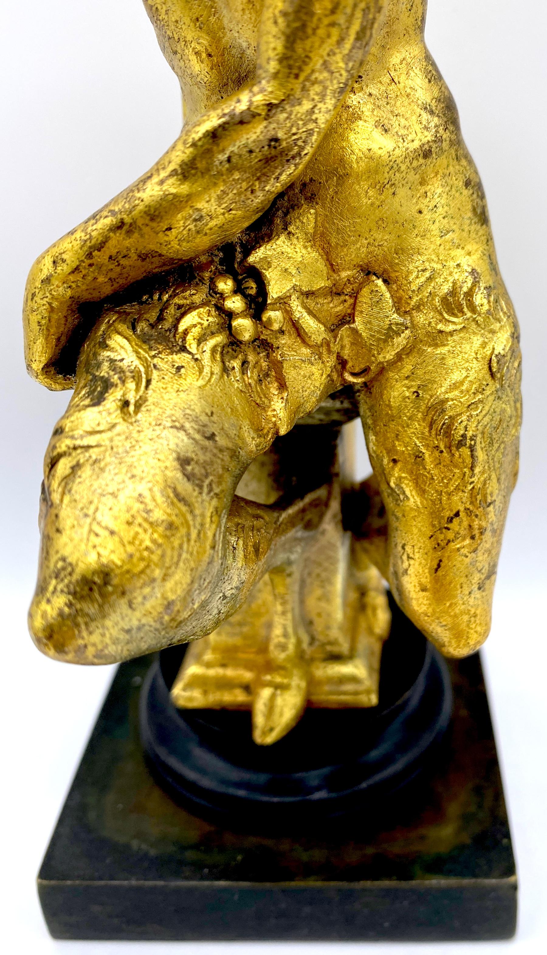 Sculpture en bronze patiné et bronze doré du 19e siècle représentant un satyre assis  en vente 2