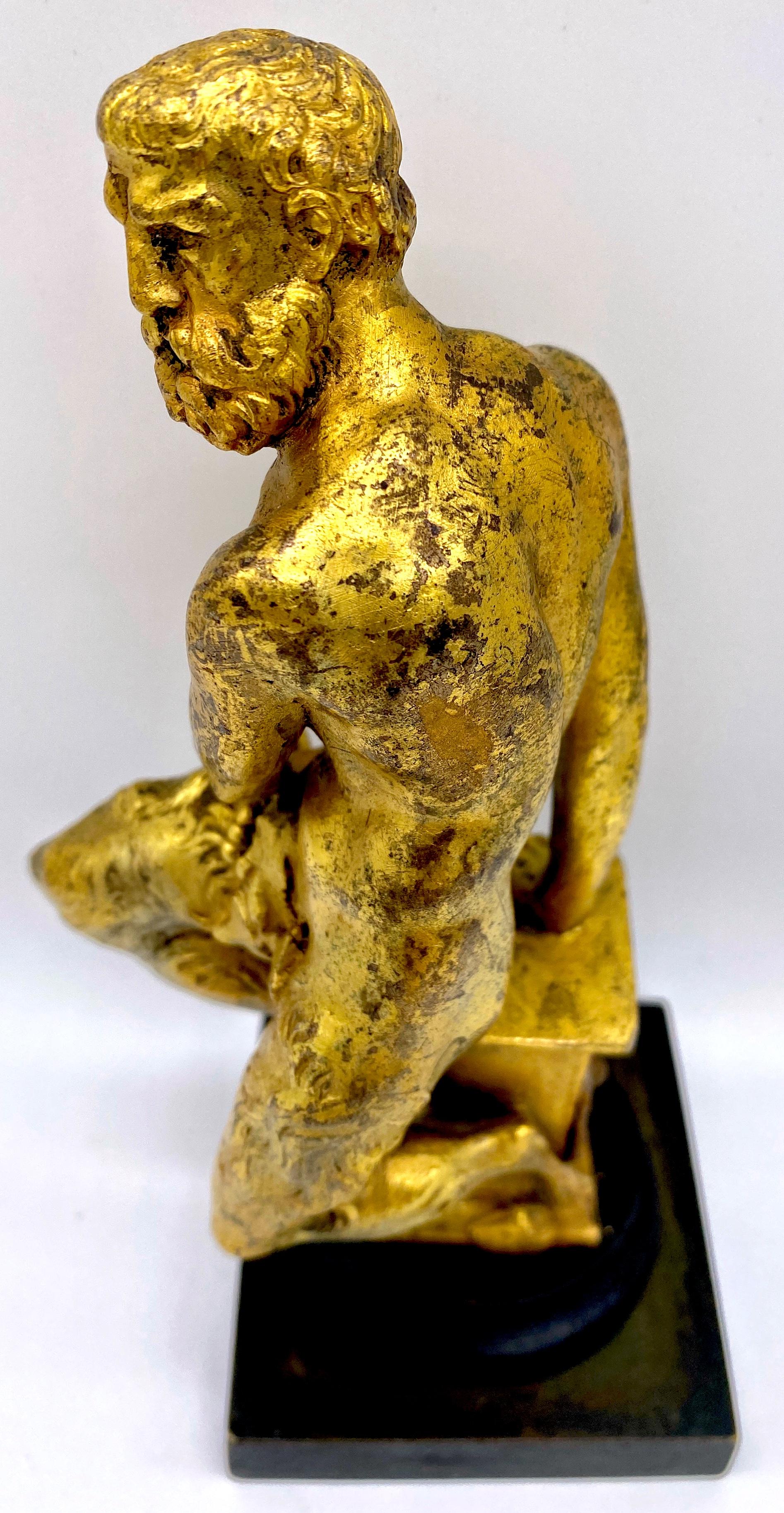 Sculpture en bronze patiné et bronze doré du 19e siècle représentant un satyre assis  en vente 3