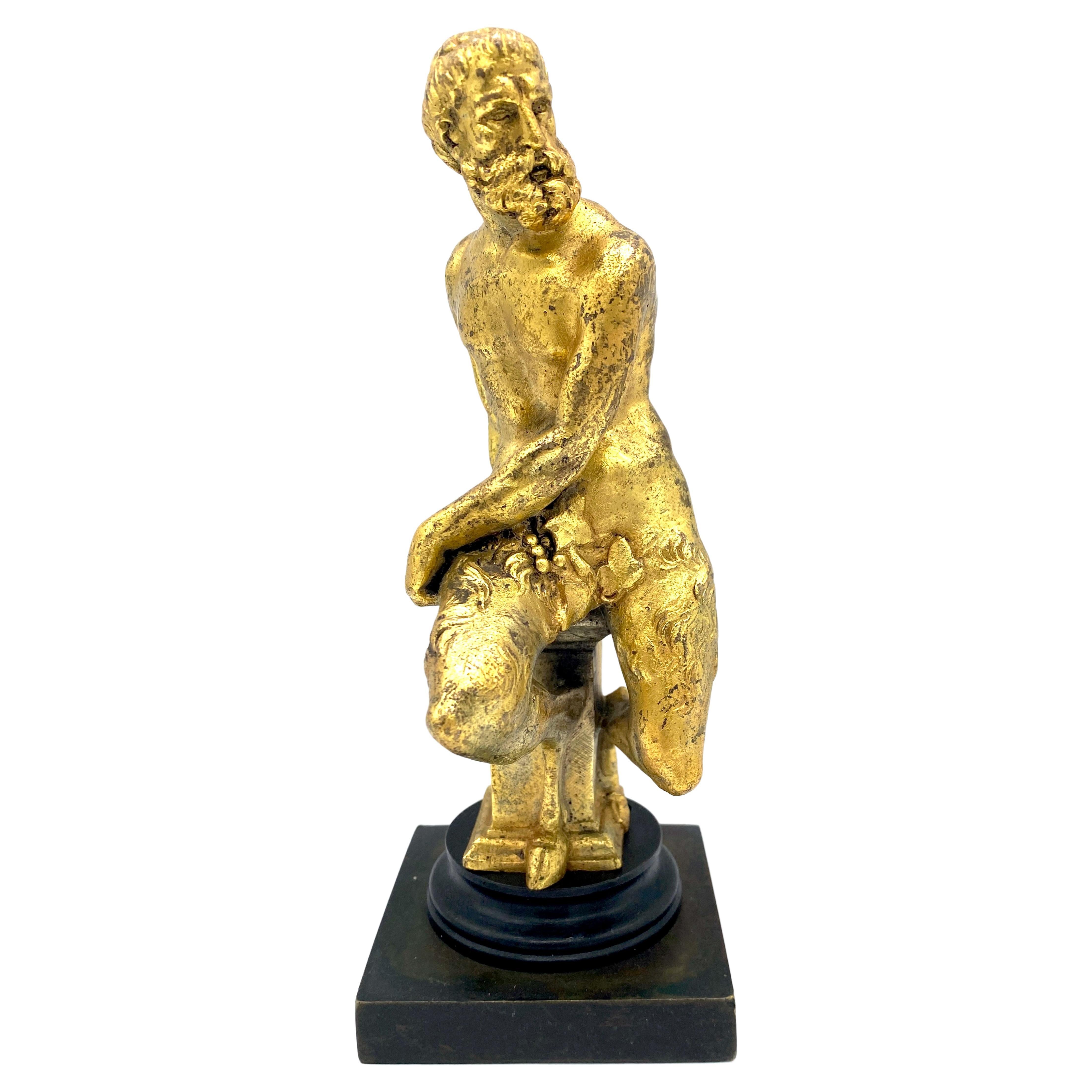 Sculpture en bronze patiné et bronze doré du 19e siècle représentant un satyre assis 