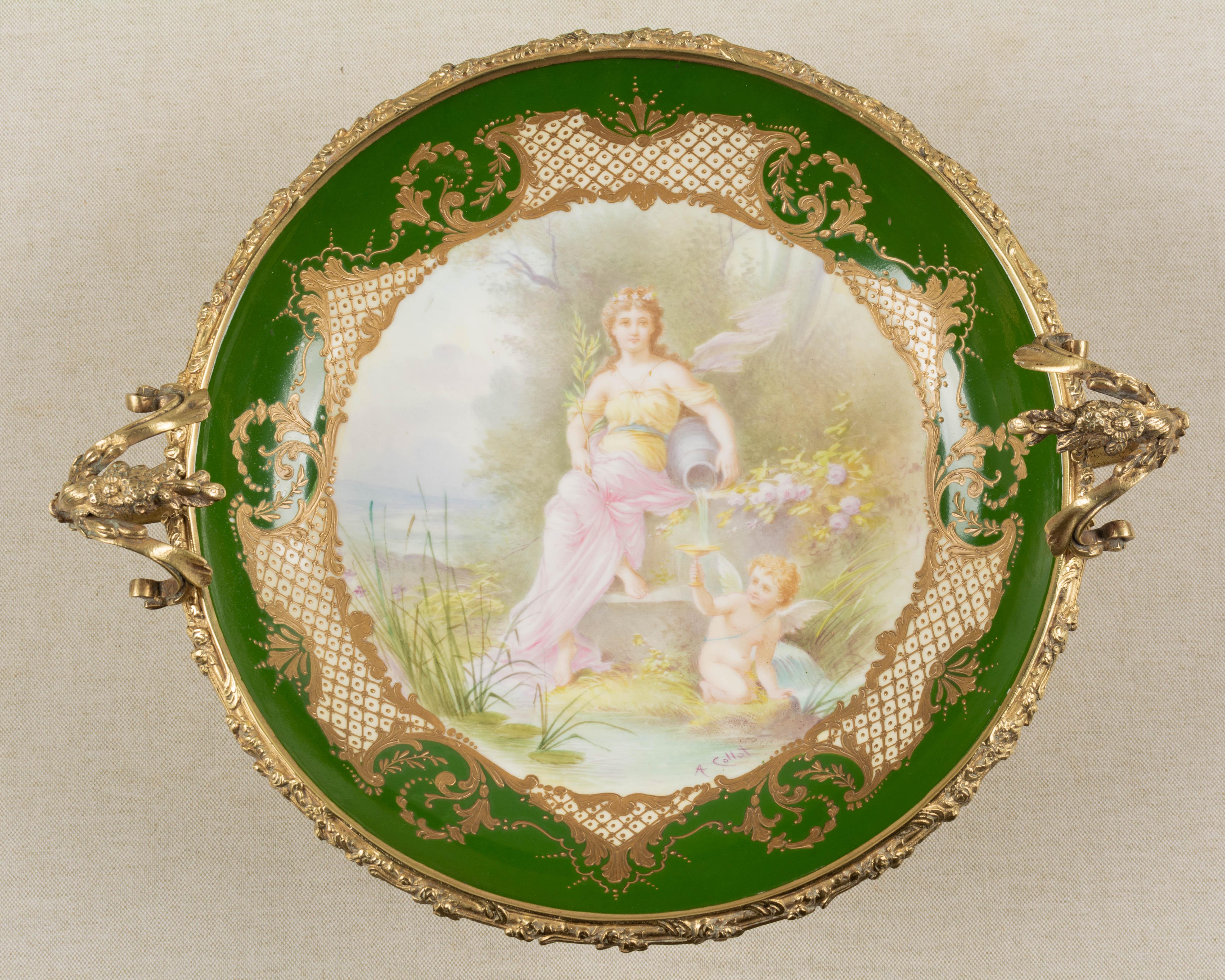 Coupe de centre de table en porcelaine de Sèvres ornée de bronze doré du 19e siècle en vente 1