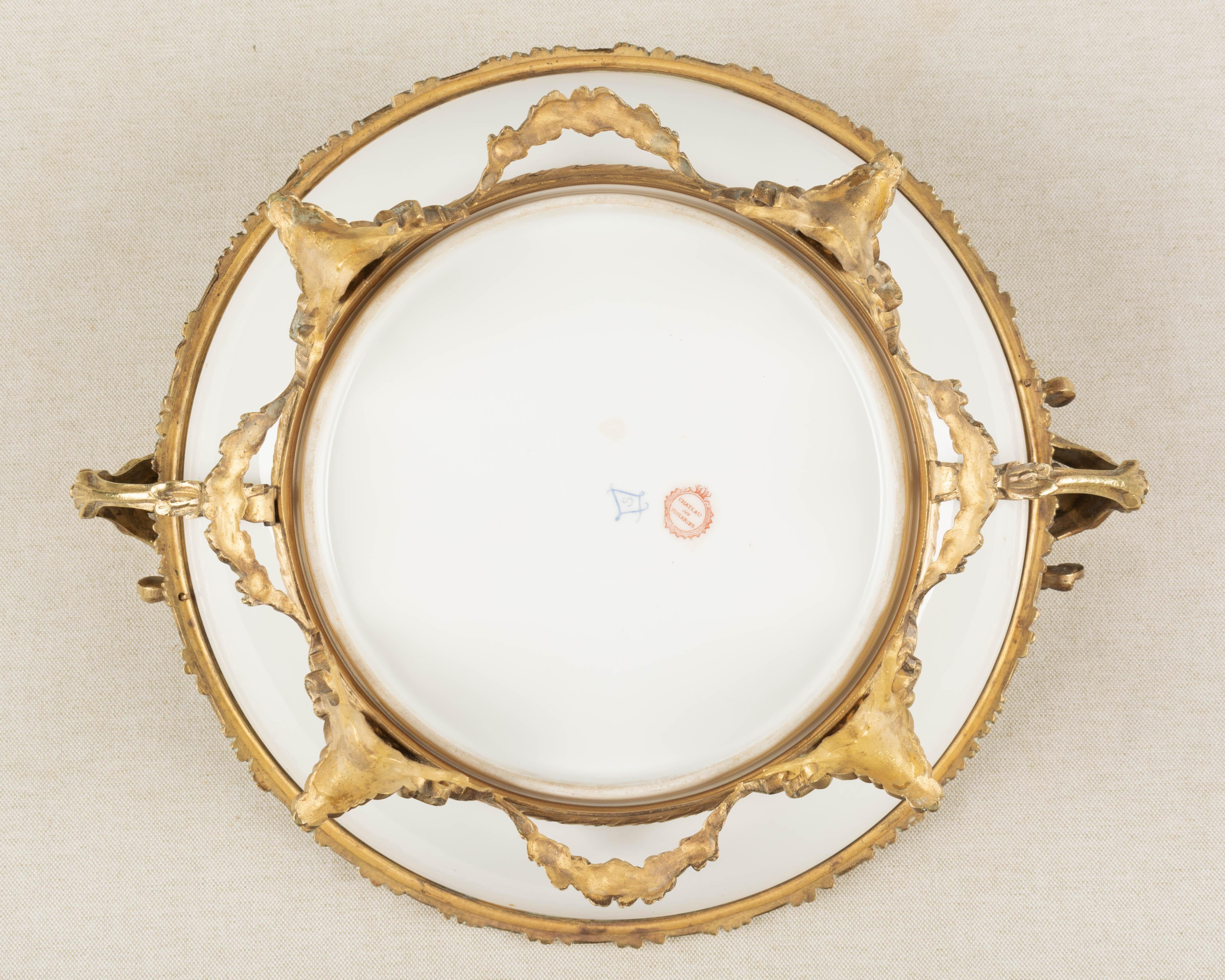 Coupe de centre de table en porcelaine de Sèvres ornée de bronze doré du 19e siècle en vente 2