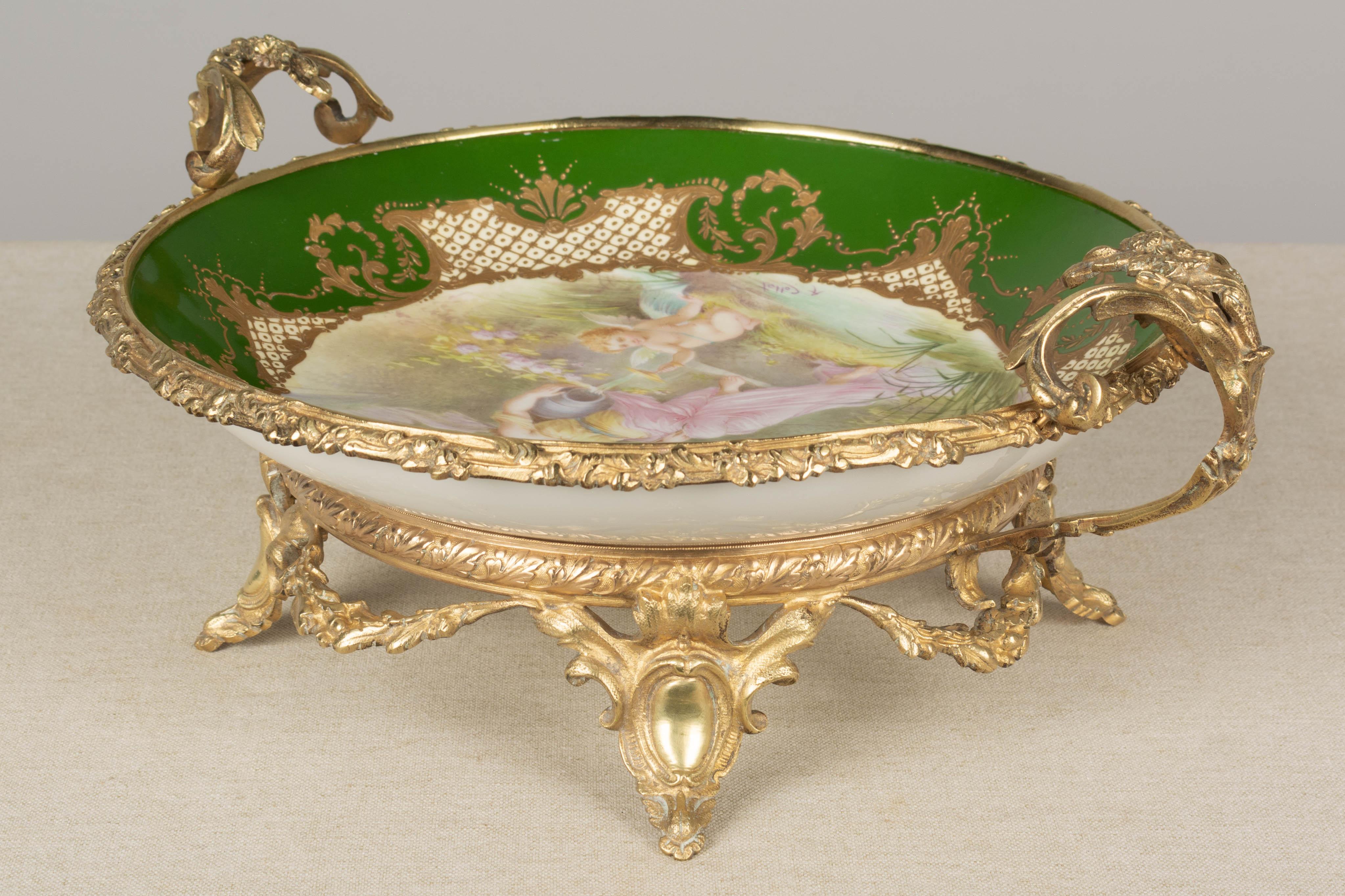 Beaux-Arts Coupe de centre de table en porcelaine de Sèvres ornée de bronze doré du 19e siècle en vente