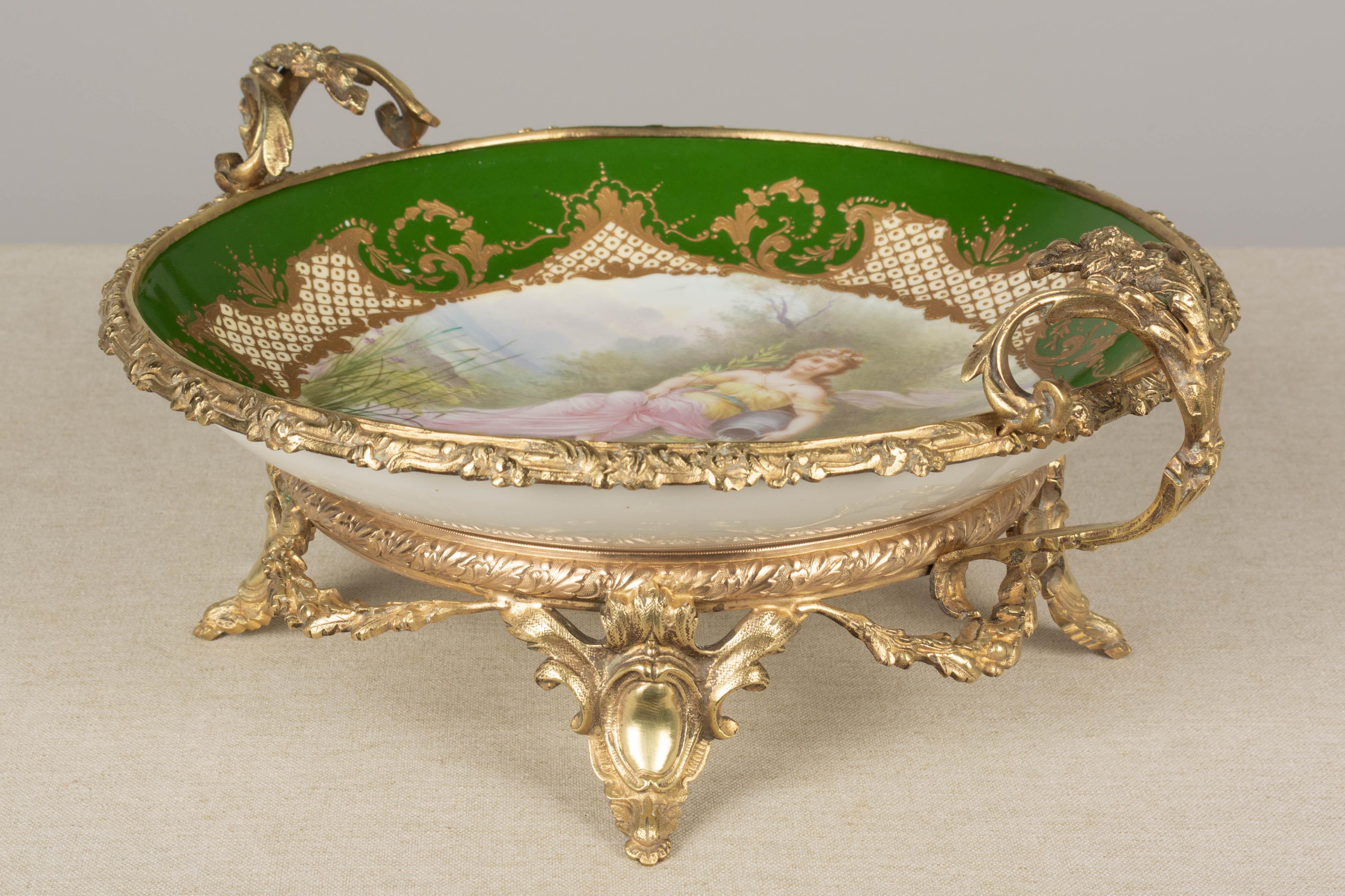 Français Coupe de centre de table en porcelaine de Sèvres ornée de bronze doré du 19e siècle en vente