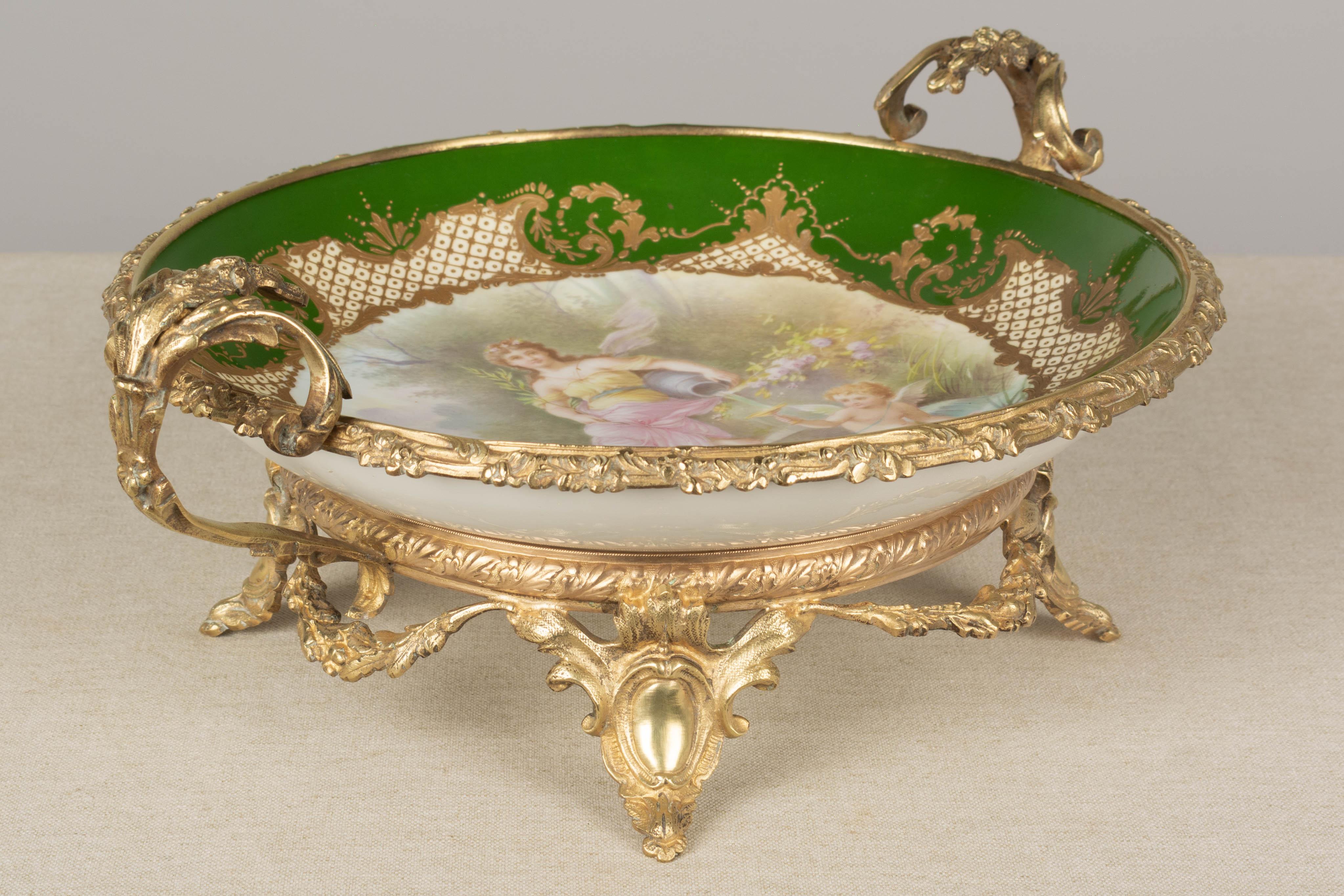 Moulage Coupe de centre de table en porcelaine de Sèvres ornée de bronze doré du 19e siècle en vente