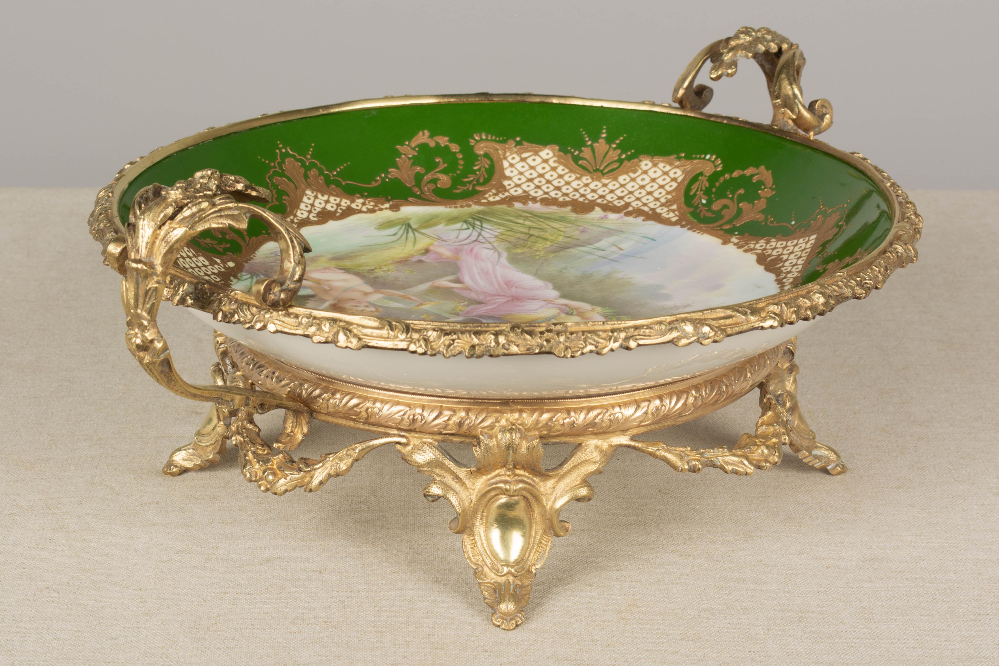 Coupe de centre de table en porcelaine de Sèvres ornée de bronze doré du 19e siècle Bon état - En vente à Winter Park, FL