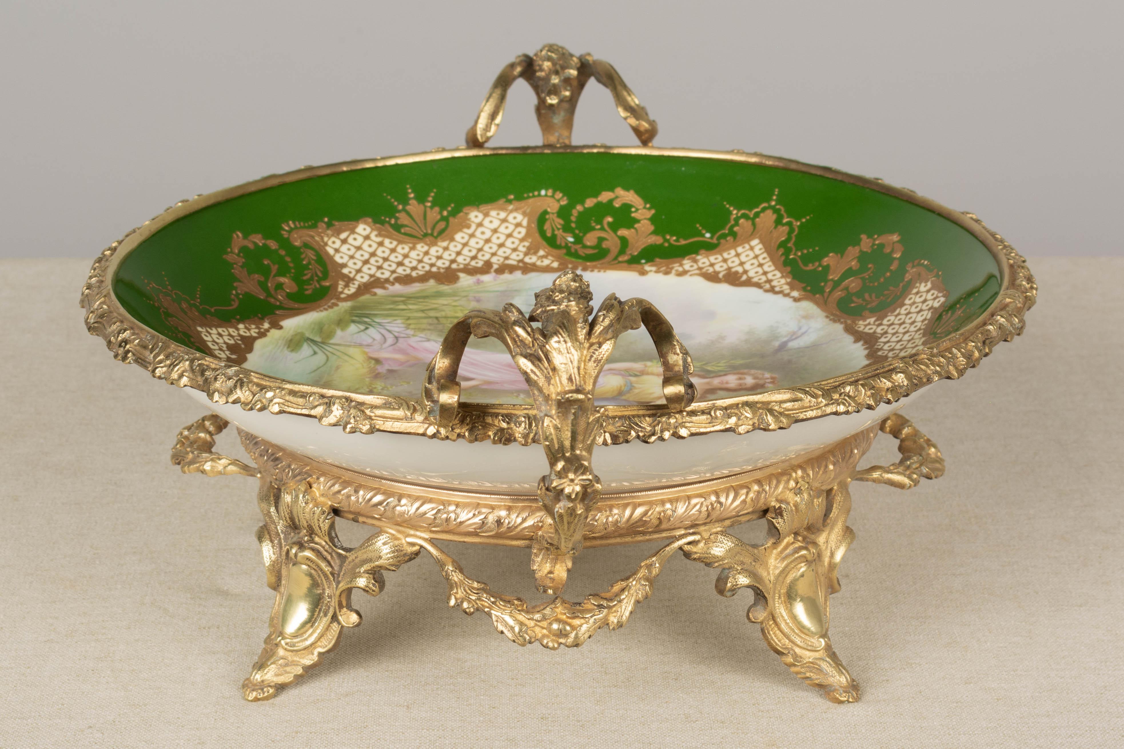 XIXe siècle Coupe de centre de table en porcelaine de Sèvres ornée de bronze doré du 19e siècle en vente