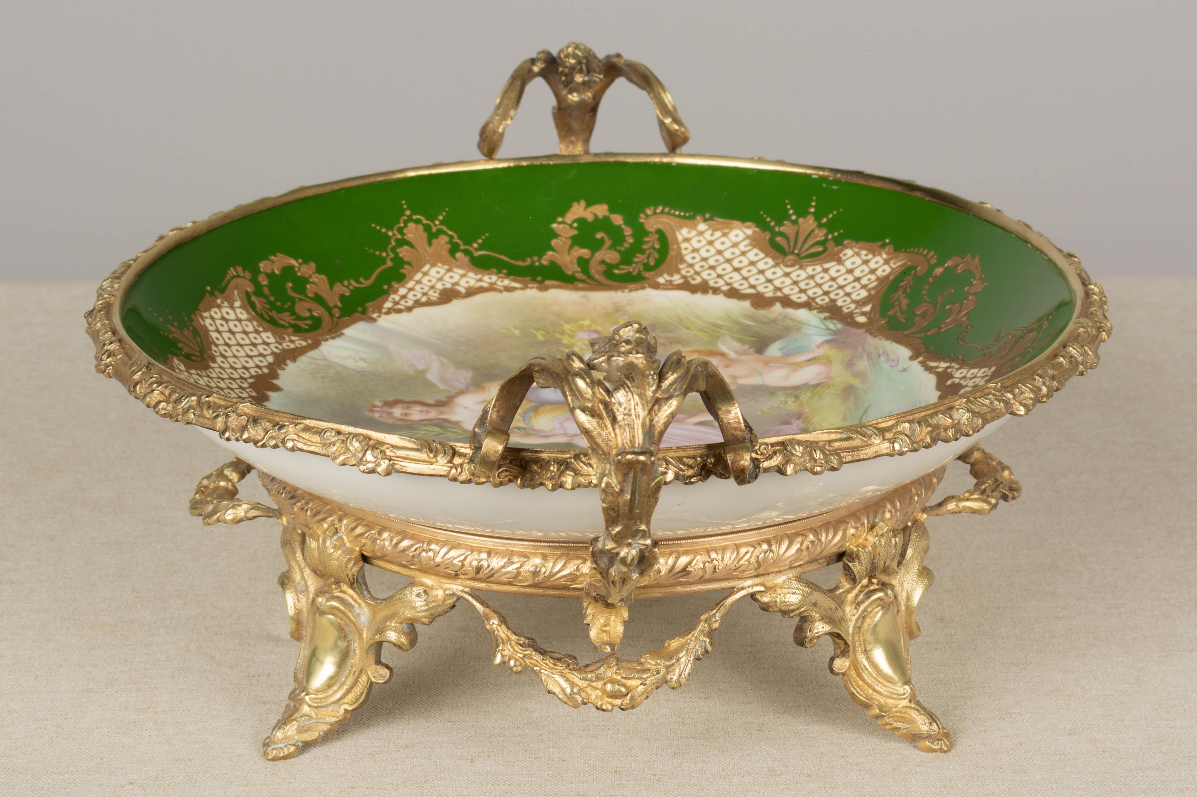 Porcelaine Coupe de centre de table en porcelaine de Sèvres ornée de bronze doré du 19e siècle en vente