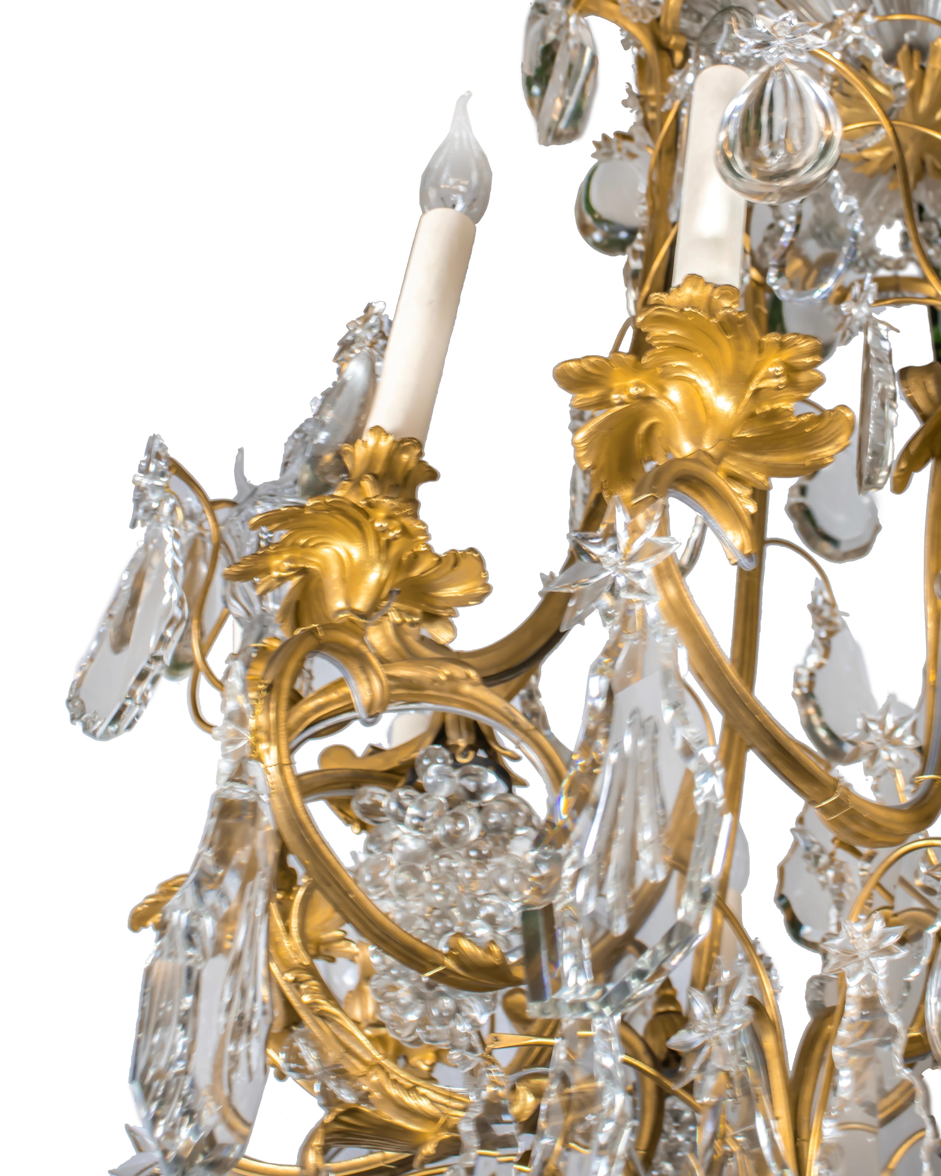 Louis XV Lustre à dix lumières en bronze doré du 19e siècle avec ornements en cristal taillé en vente