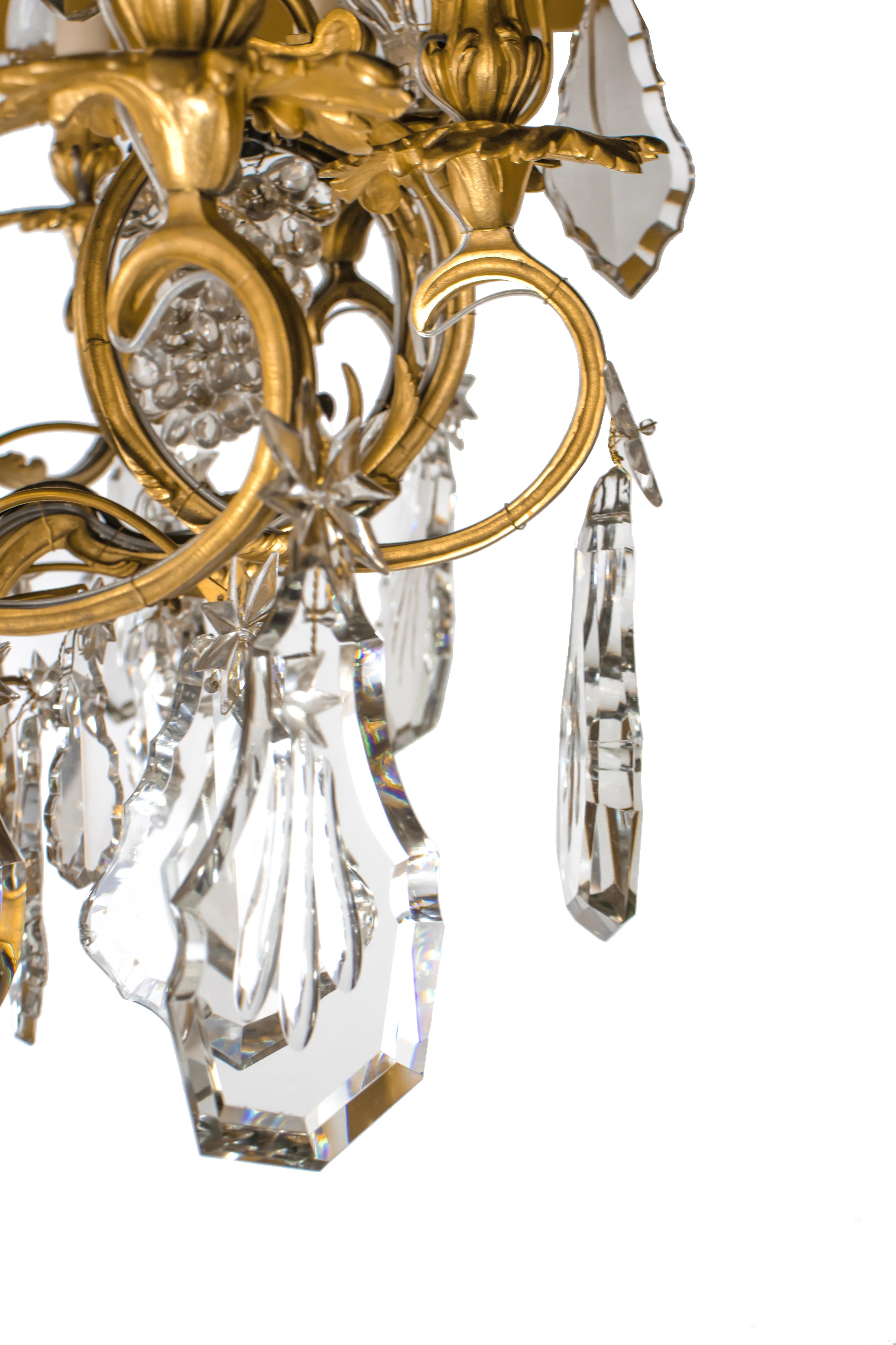Français Lustre à dix lumières en bronze doré du 19e siècle avec ornements en cristal taillé en vente