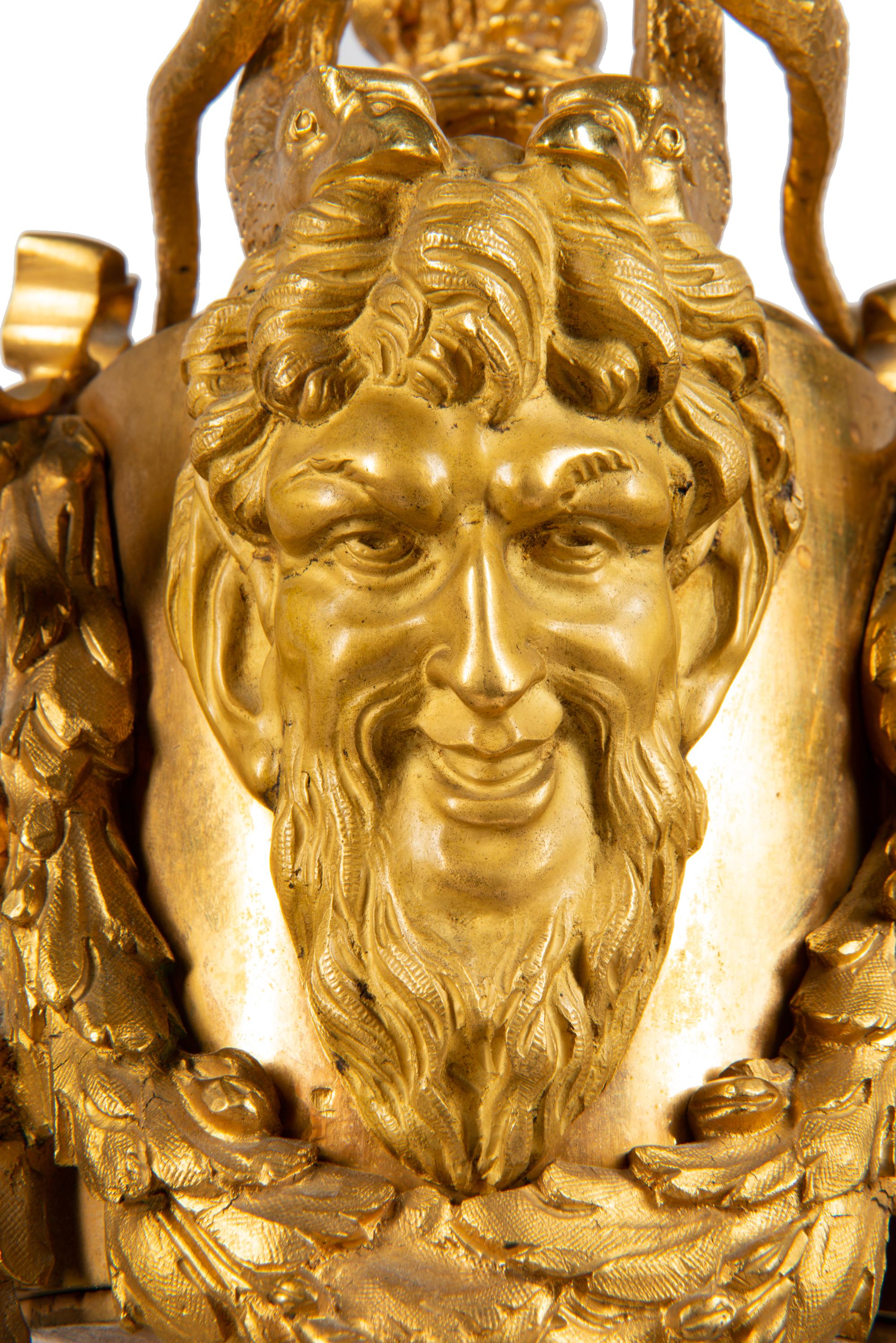 pendule de cheminée française du 19ème siècle en forme d'urne en bronze doré en vente 2