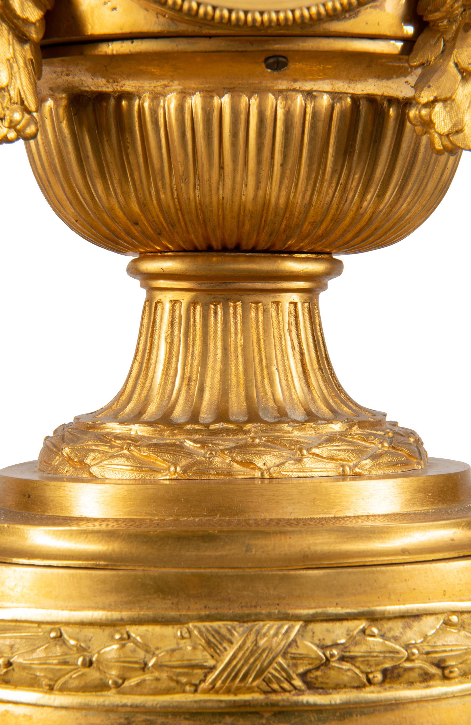 pendule de cheminée française du 19ème siècle en forme d'urne en bronze doré en vente 3