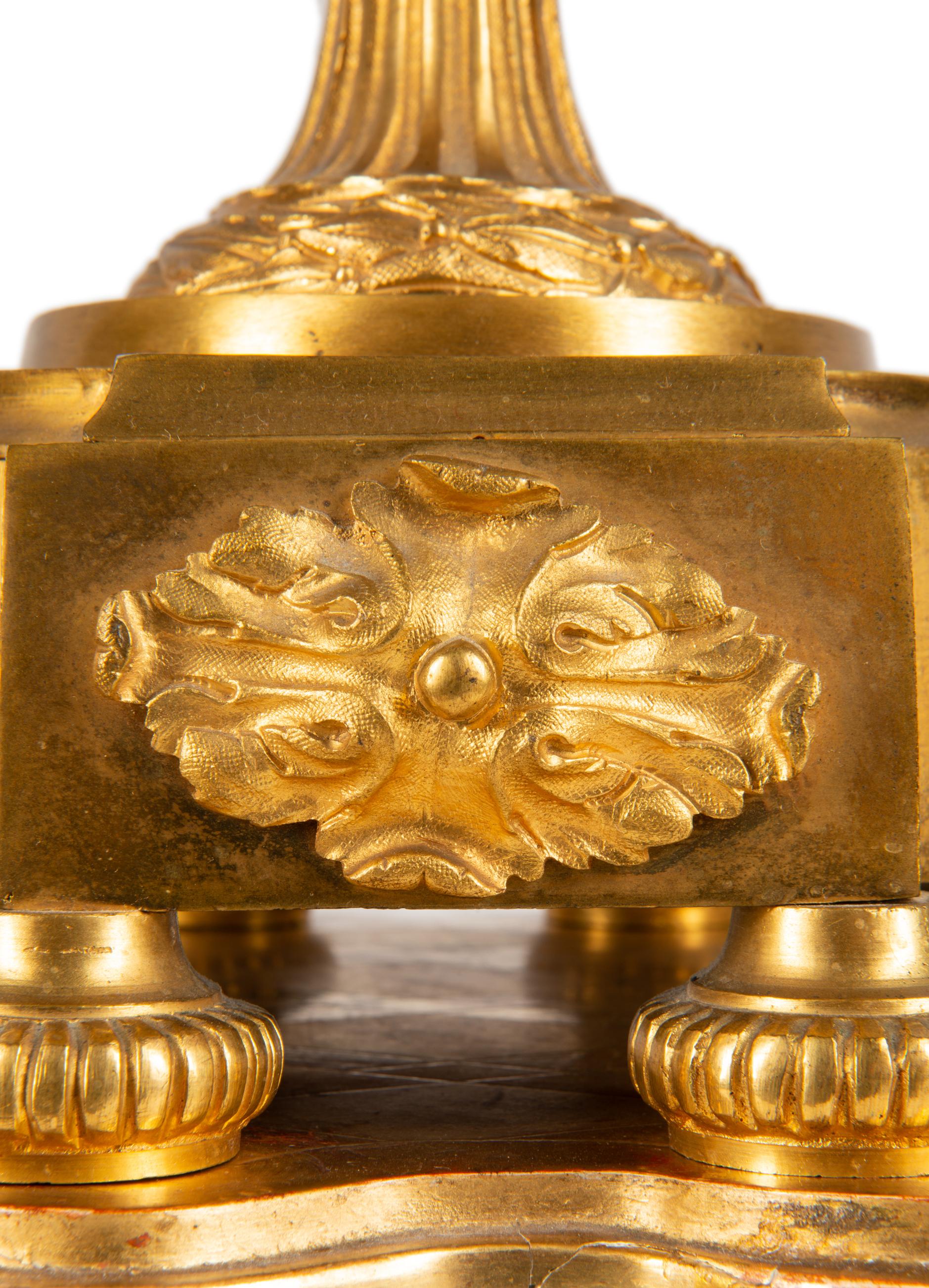 19. Jahrhundert Französisch Ormolu Urne Form Mantel Uhr im Angebot 6