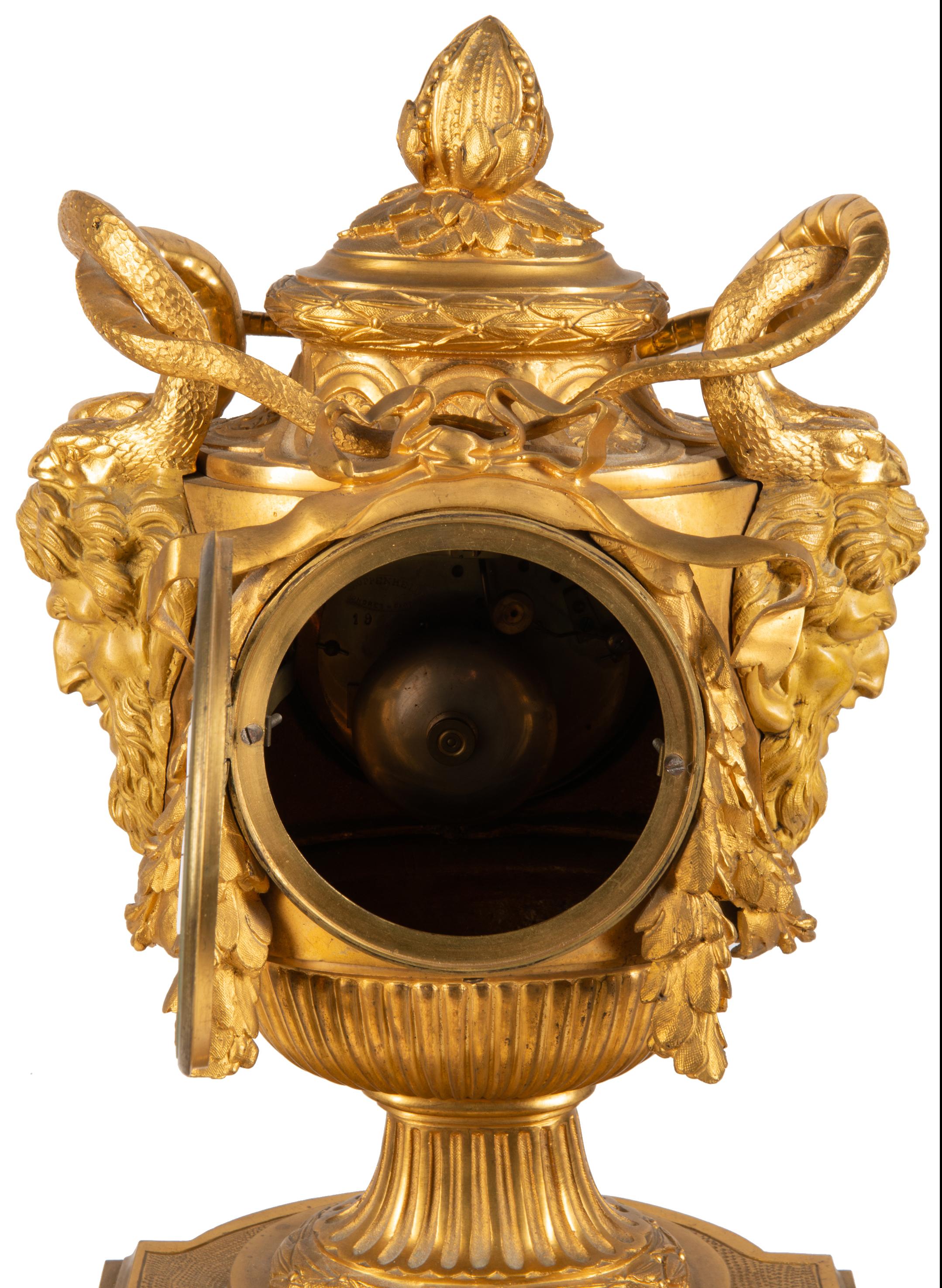 pendule de cheminée française du 19ème siècle en forme d'urne en bronze doré en vente 6