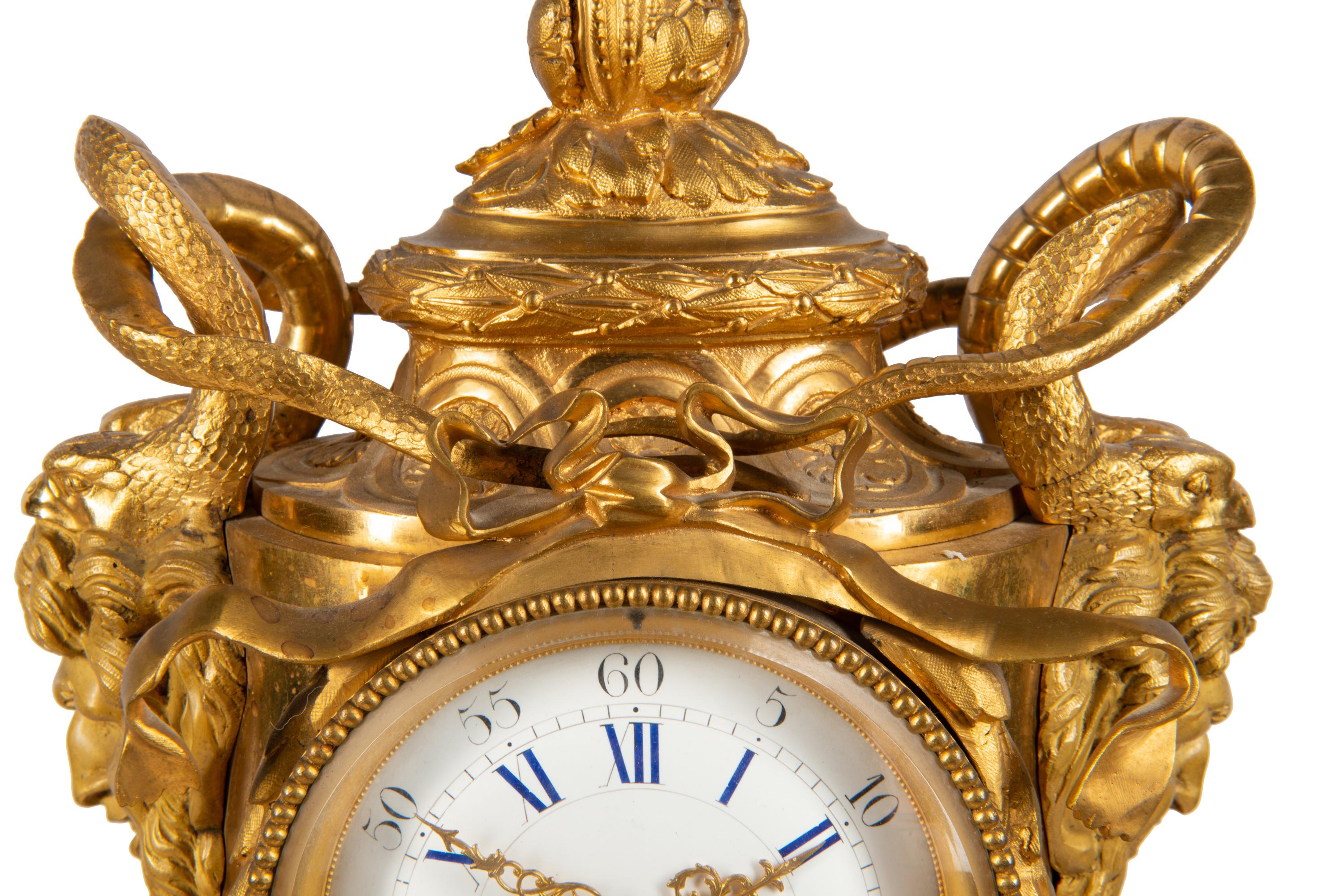 Louis XVI pendule de cheminée française du 19ème siècle en forme d'urne en bronze doré en vente