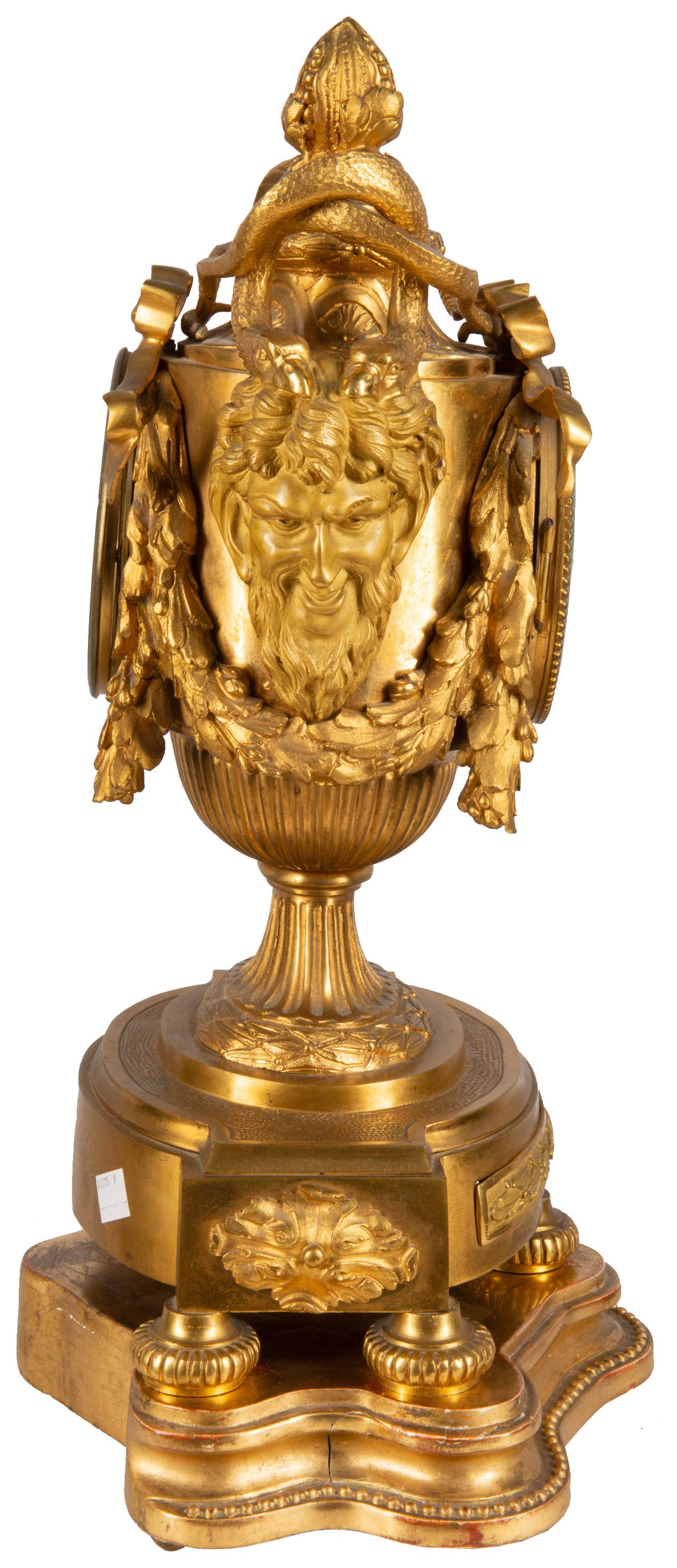 Français pendule de cheminée française du 19ème siècle en forme d'urne en bronze doré en vente