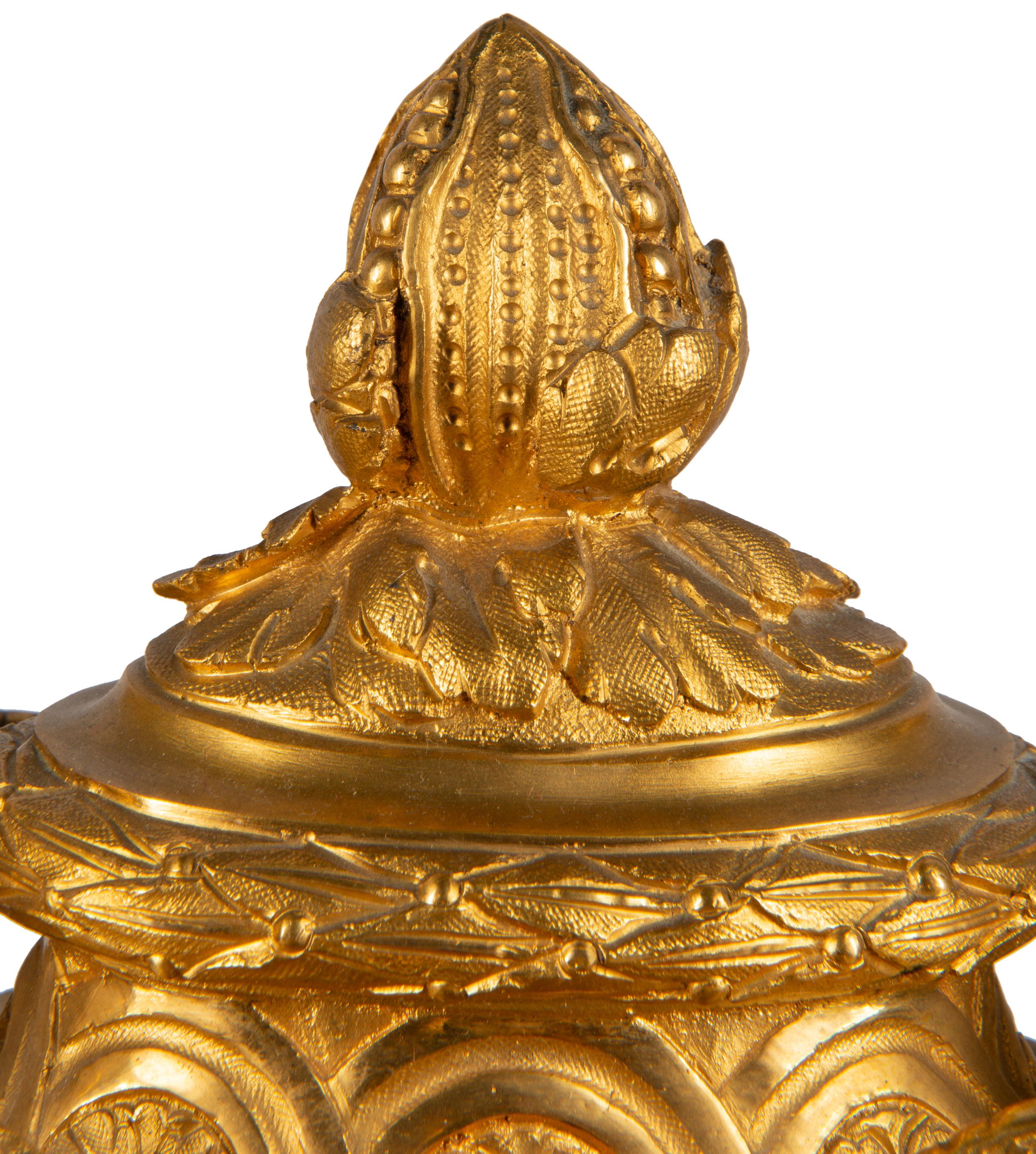 Doré pendule de cheminée française du 19ème siècle en forme d'urne en bronze doré en vente
