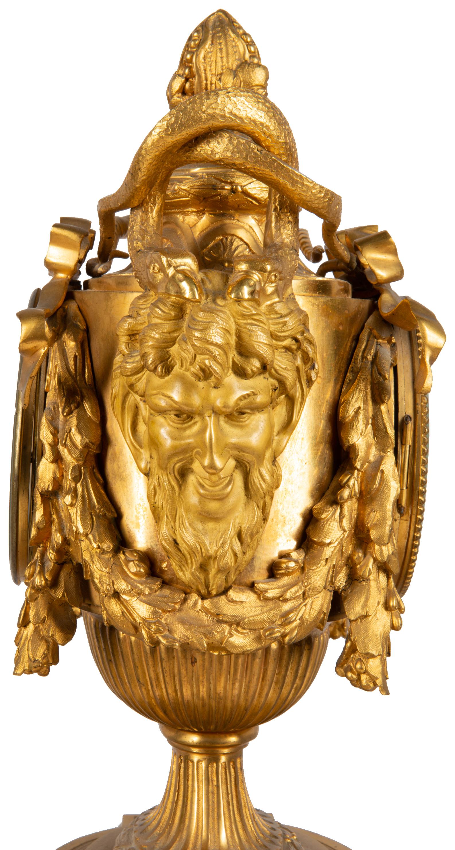 Bronze doré pendule de cheminée française du 19ème siècle en forme d'urne en bronze doré en vente