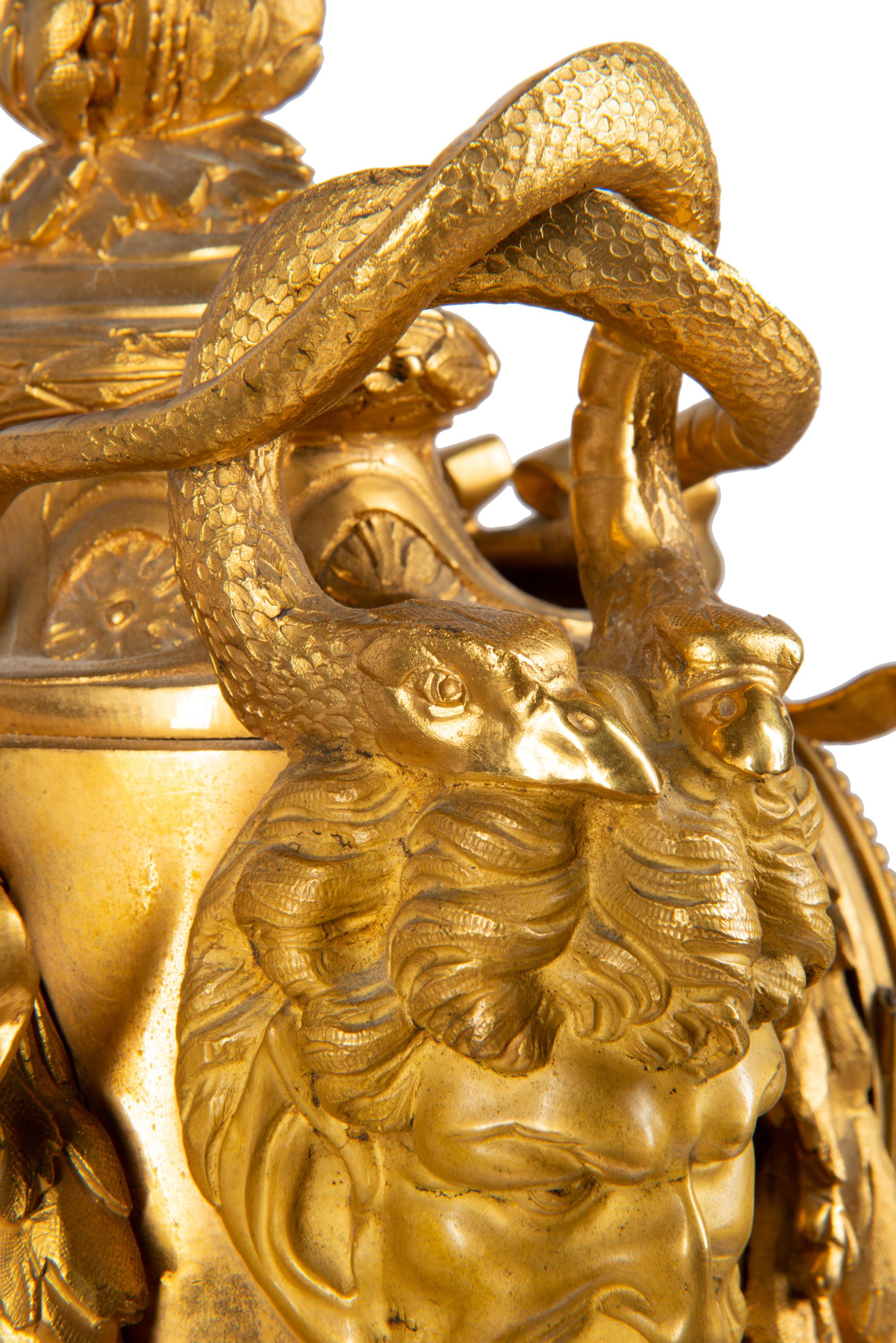 pendule de cheminée française du 19ème siècle en forme d'urne en bronze doré en vente 1