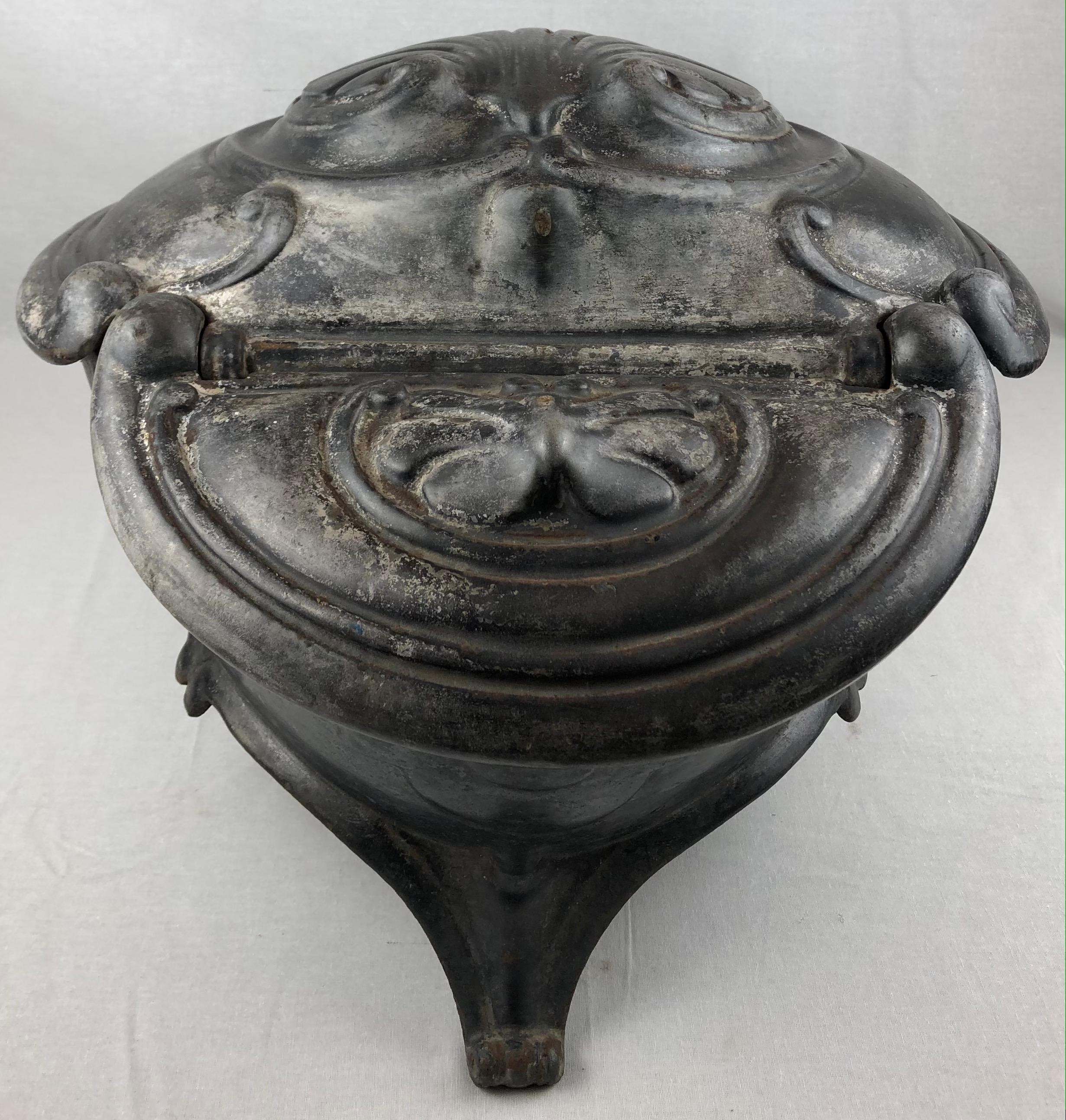19th Century French Ornate Cast Iron Fire Basket in Rococo Style In Good Condition For Sale In Miami, FL