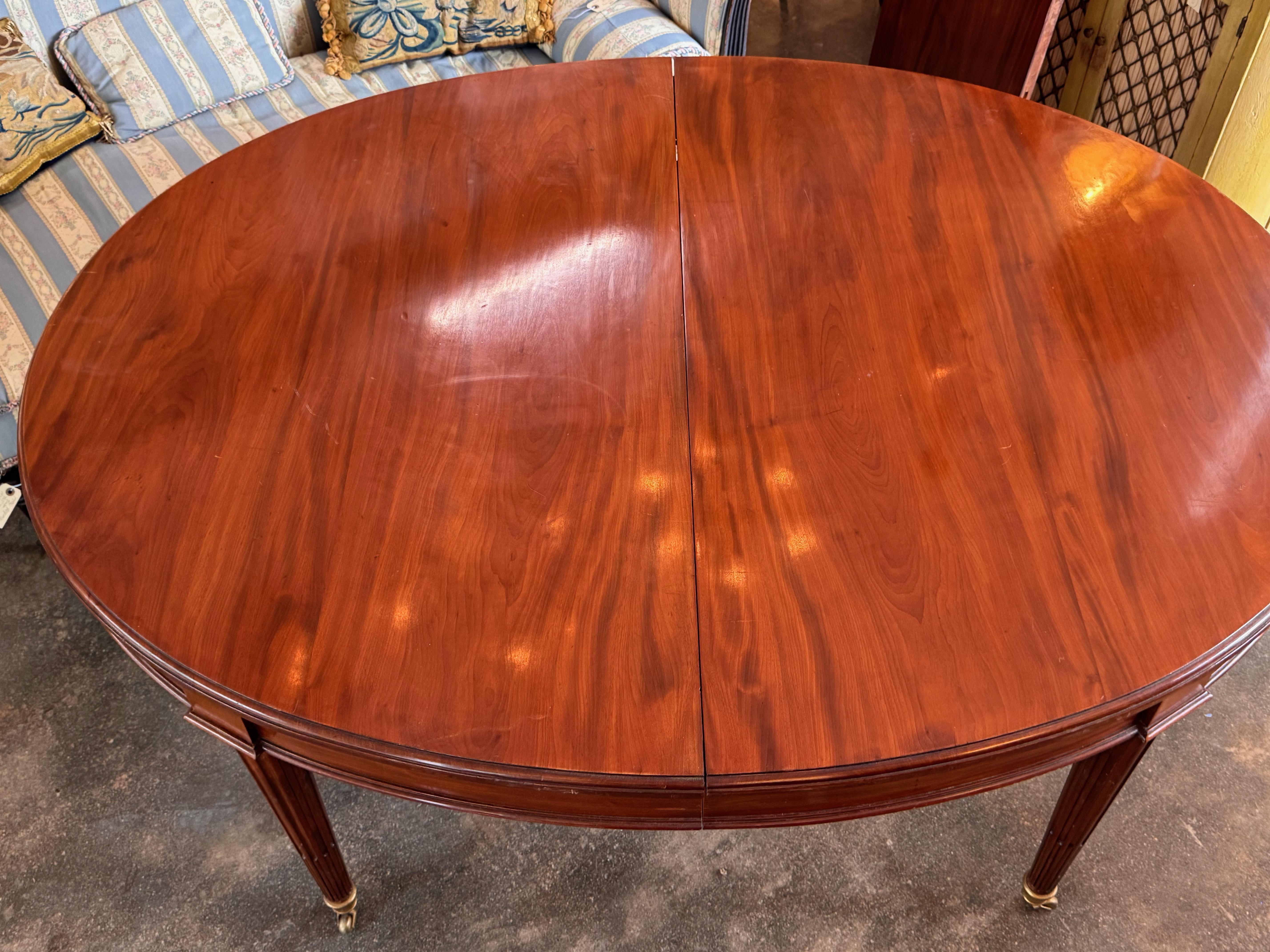 Mesa de comedor ovalada francesa del siglo XIX con extensión en venta 8