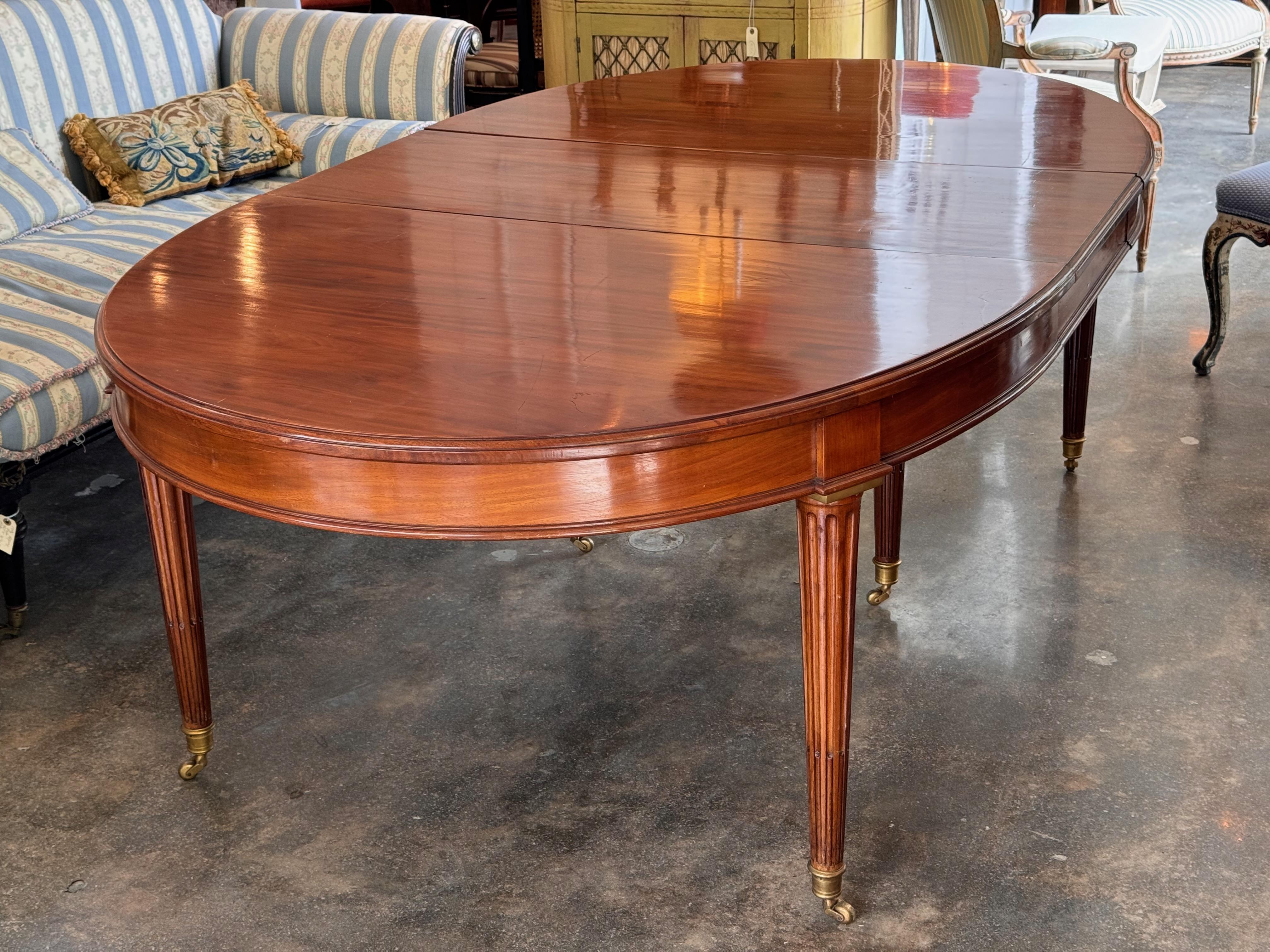 Elegante mesa de comedor francesa del siglo XIX con tablero ovalado y mecanismo de extensión suave que se expande de 51,5