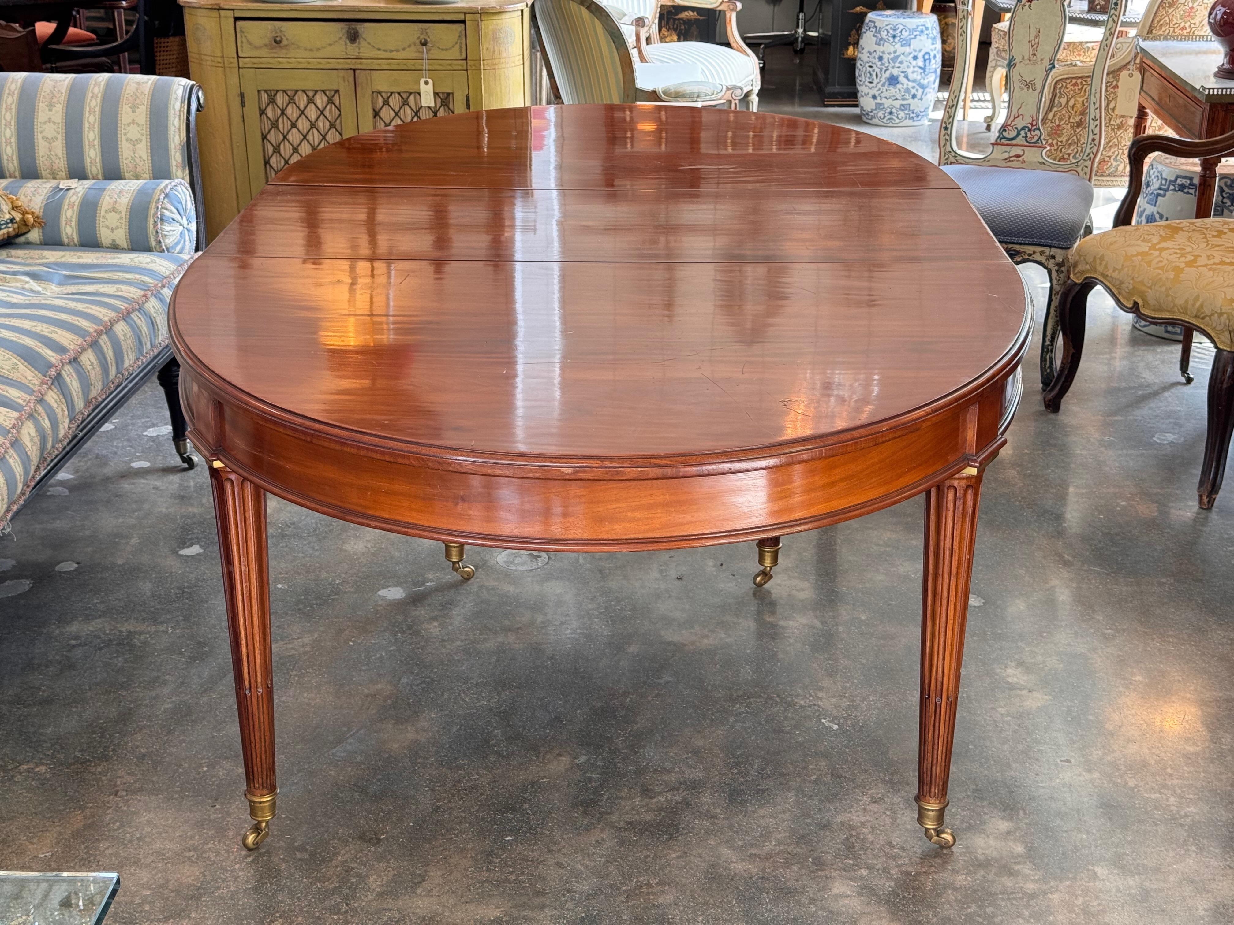 Mesa de comedor ovalada francesa del siglo XIX con extensión Francés en venta
