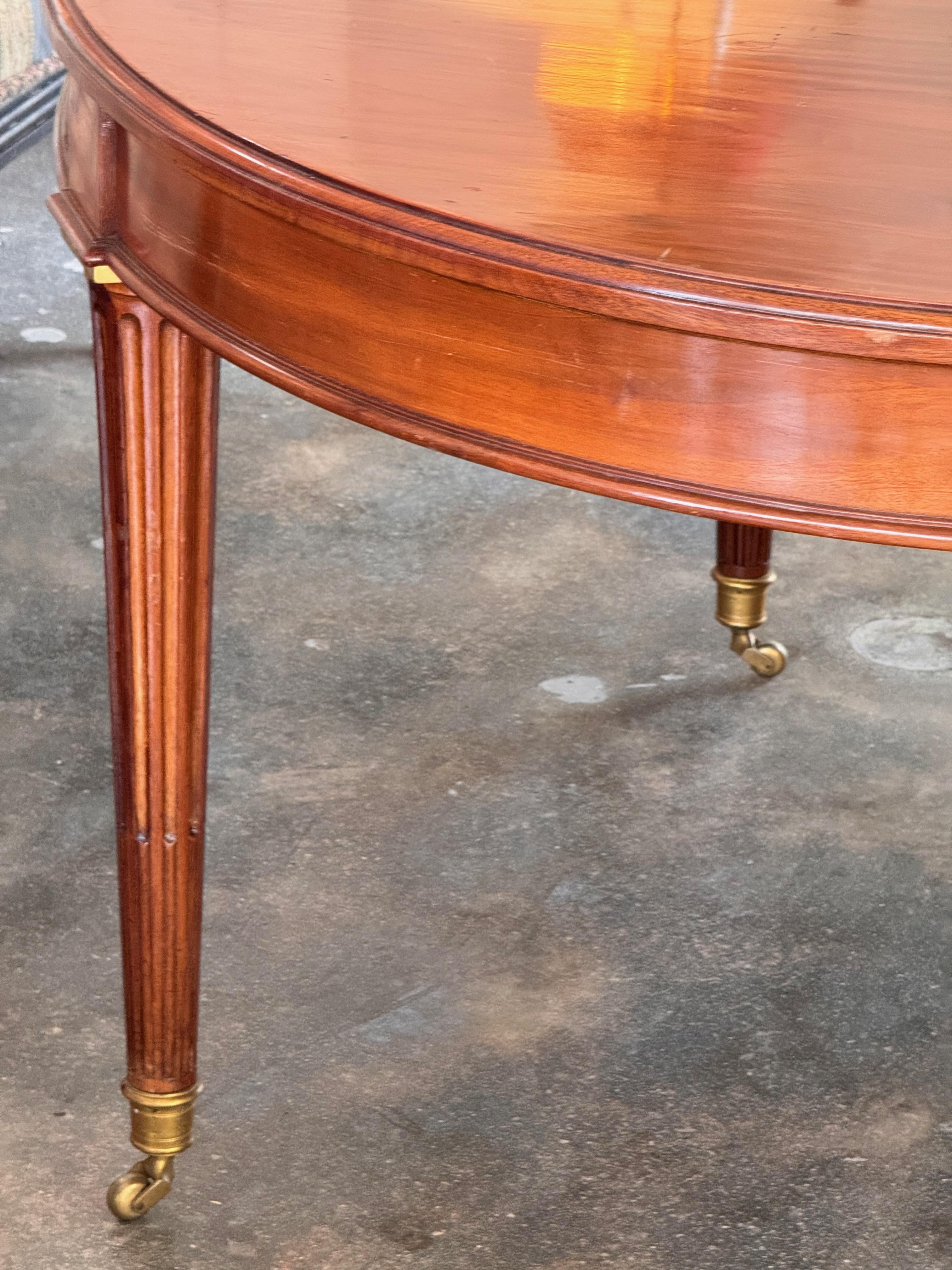 Mesa de comedor ovalada francesa del siglo XIX con extensión Madera en venta