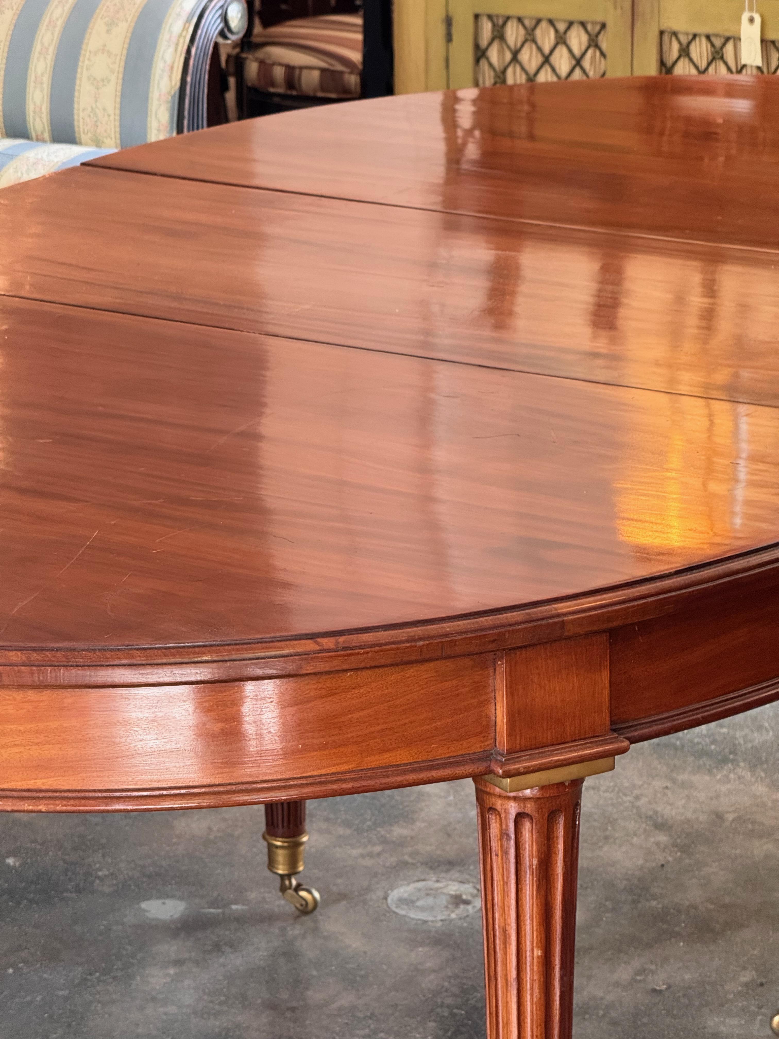 Mesa de comedor ovalada francesa del siglo XIX con extensión en venta 1