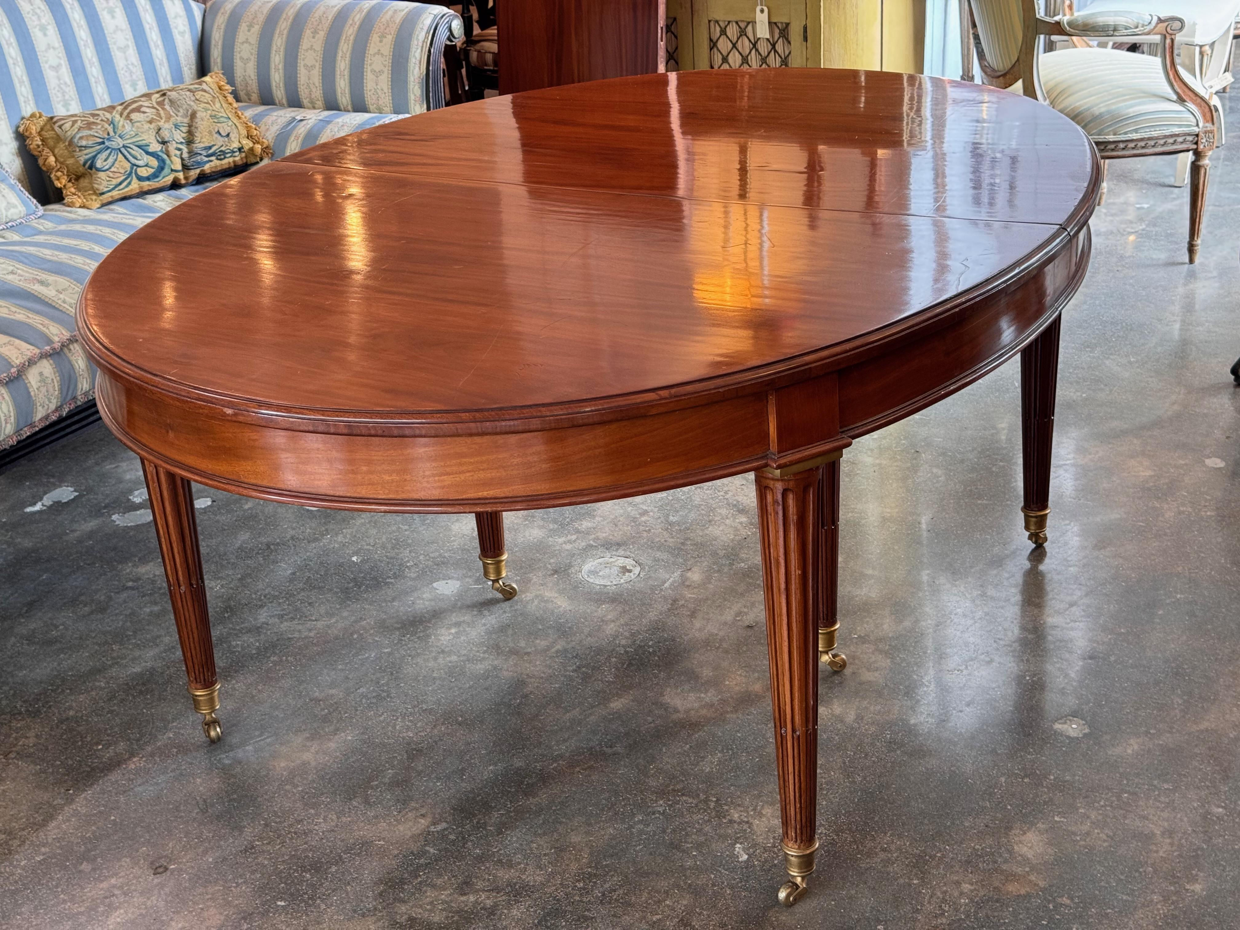 Mesa de comedor ovalada francesa del siglo XIX con extensión en venta 3