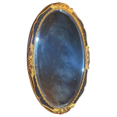 Specchio da parete ovale francese del XIX secolo in legno dorato e decorato intagliato a mano