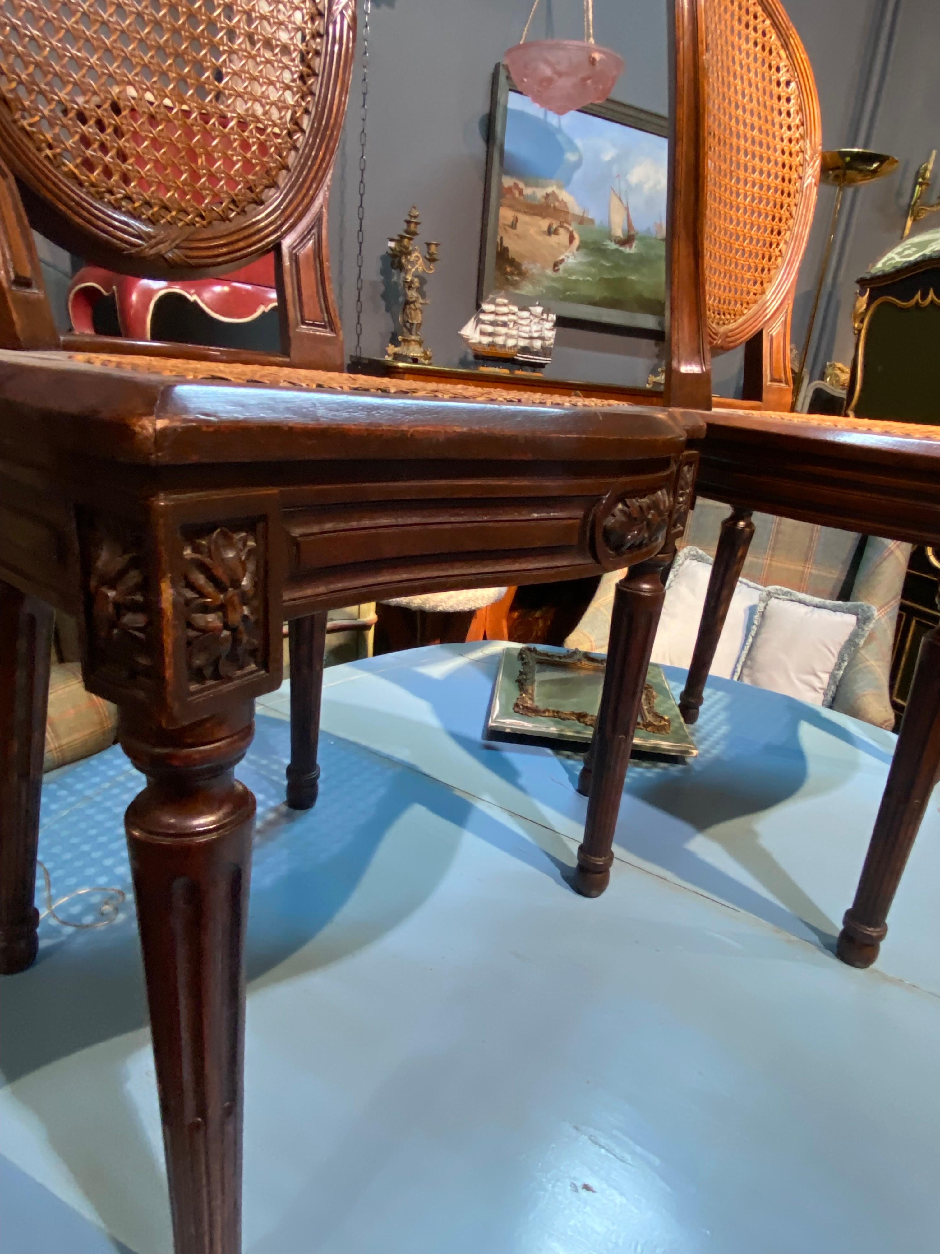 Französische ovale handgeschnitzte Esszimmerstühle aus Nussbaumholzschilfrohr im Louis-XVI.-Stil des 19. Jahrhunderts im Angebot 4