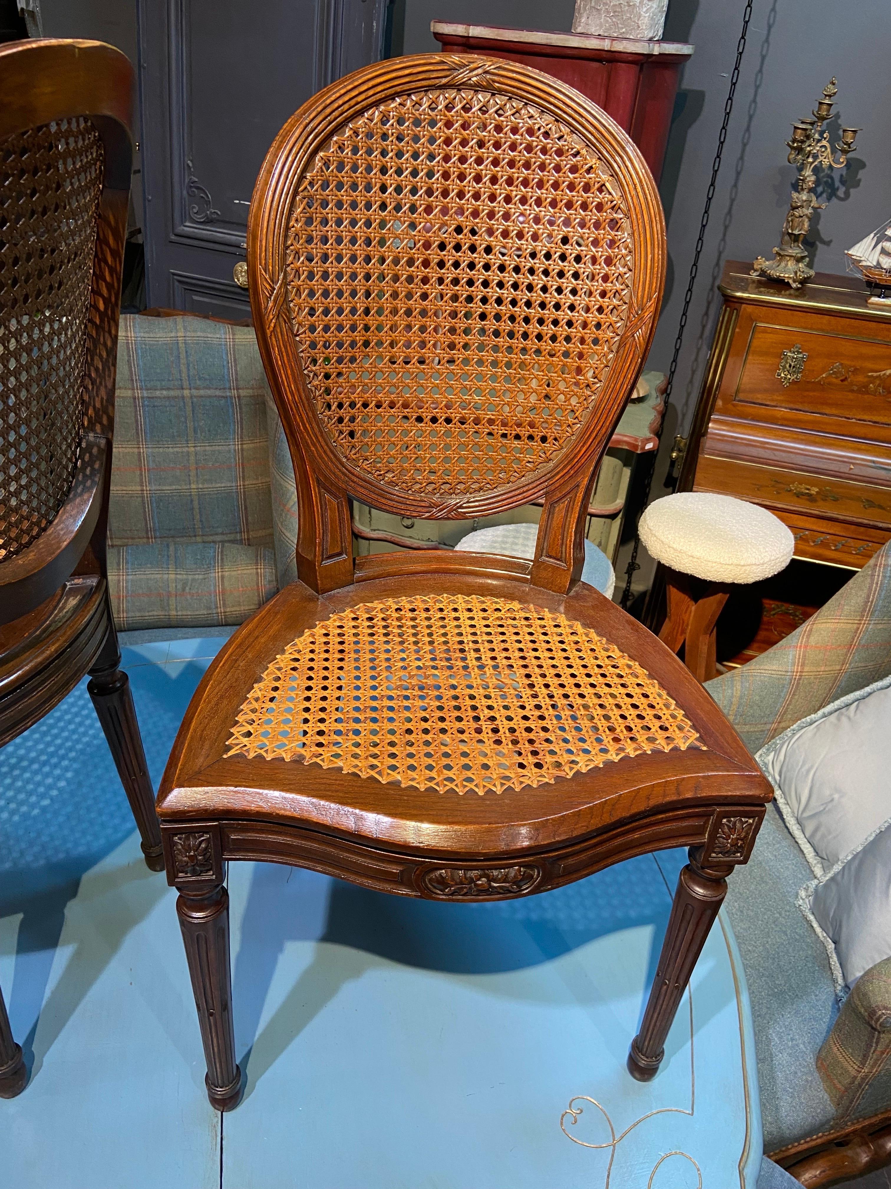 Französische ovale handgeschnitzte Esszimmerstühle aus Nussbaumholzschilfrohr im Louis-XVI.-Stil des 19. Jahrhunderts im Angebot 6