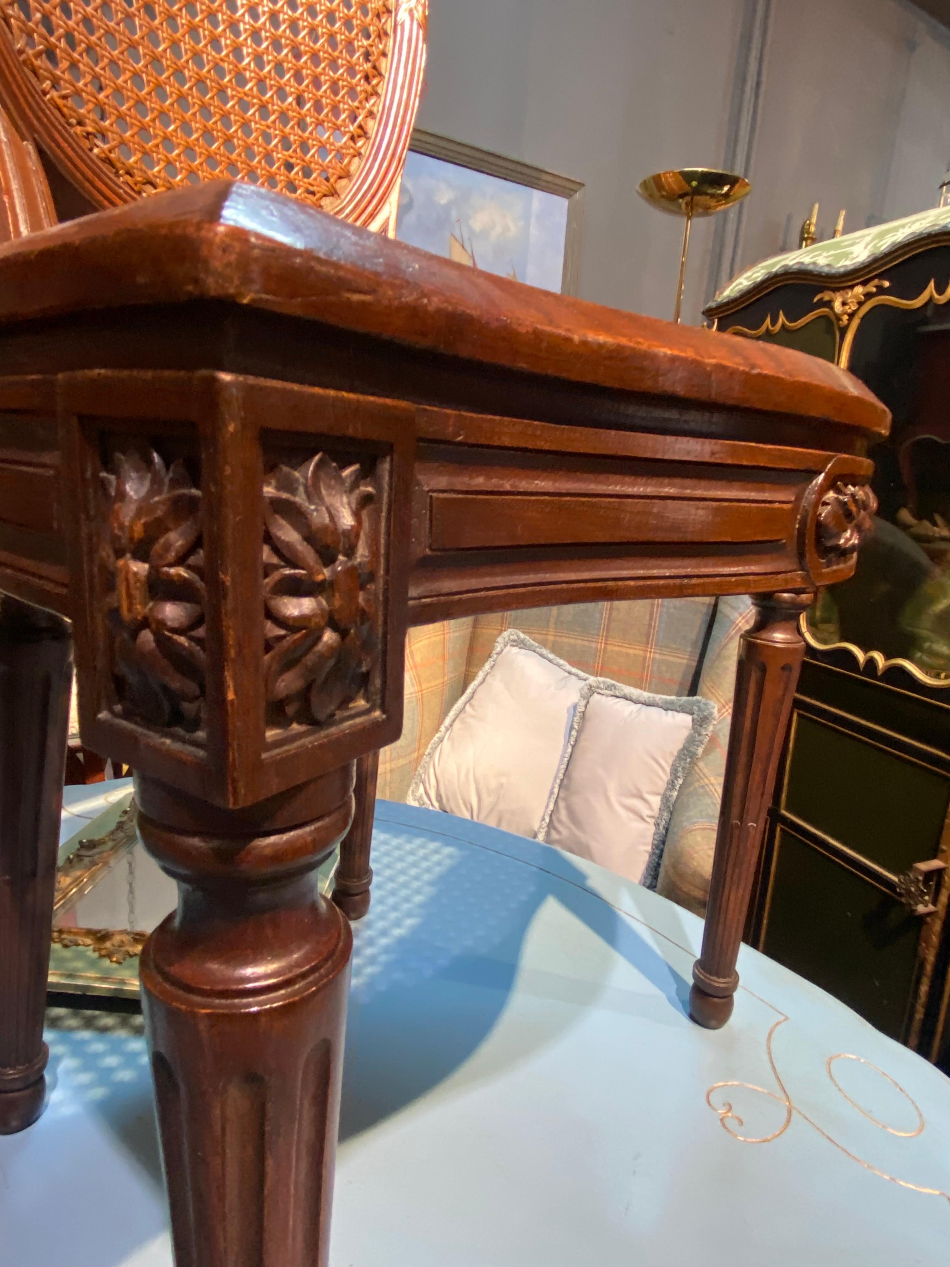 Französische ovale handgeschnitzte Esszimmerstühle aus Nussbaumholzschilfrohr im Louis-XVI.-Stil des 19. Jahrhunderts (Gehstock) im Angebot