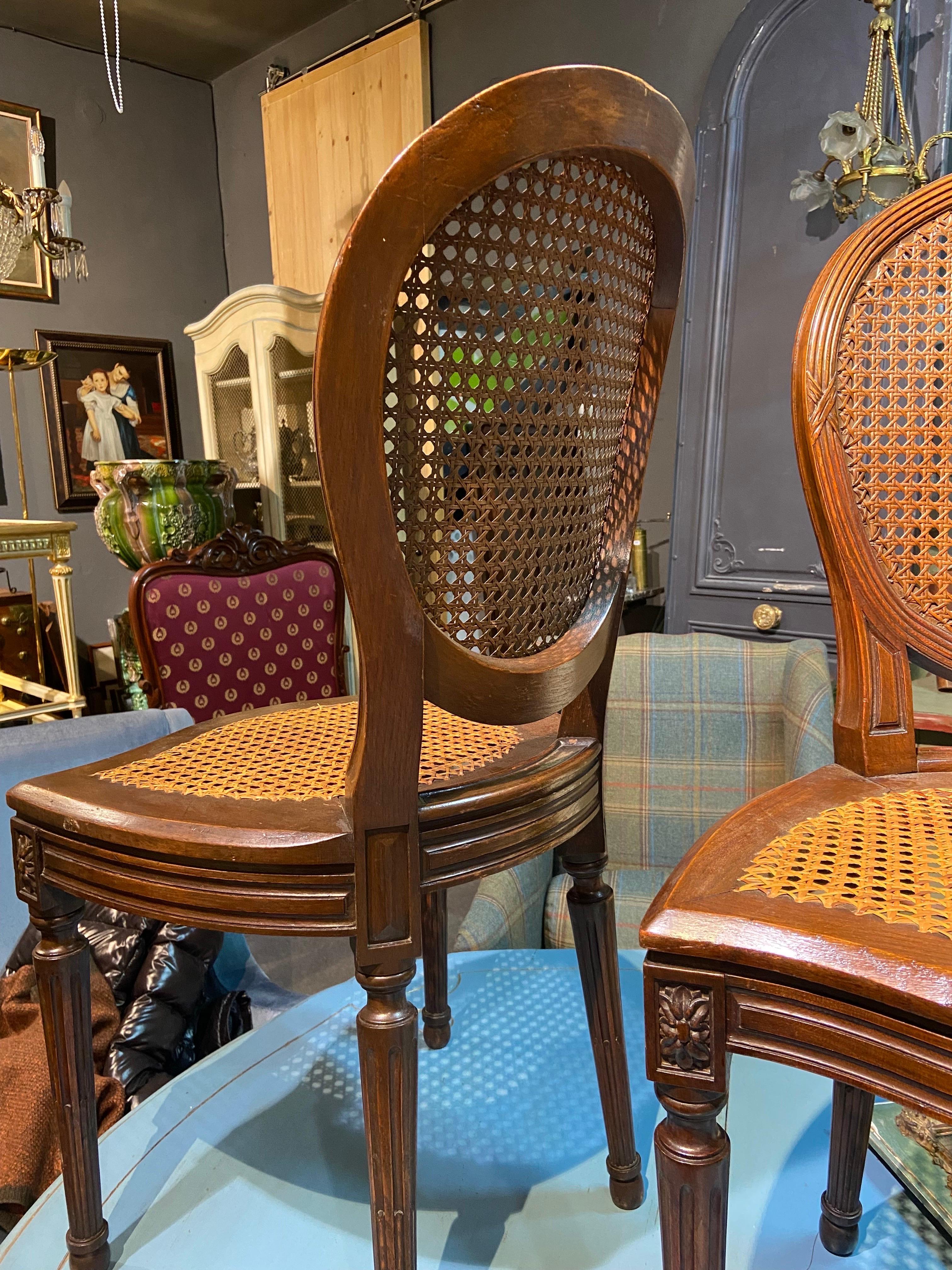 Französische ovale handgeschnitzte Esszimmerstühle aus Nussbaumholzschilfrohr im Louis-XVI.-Stil des 19. Jahrhunderts im Angebot 3