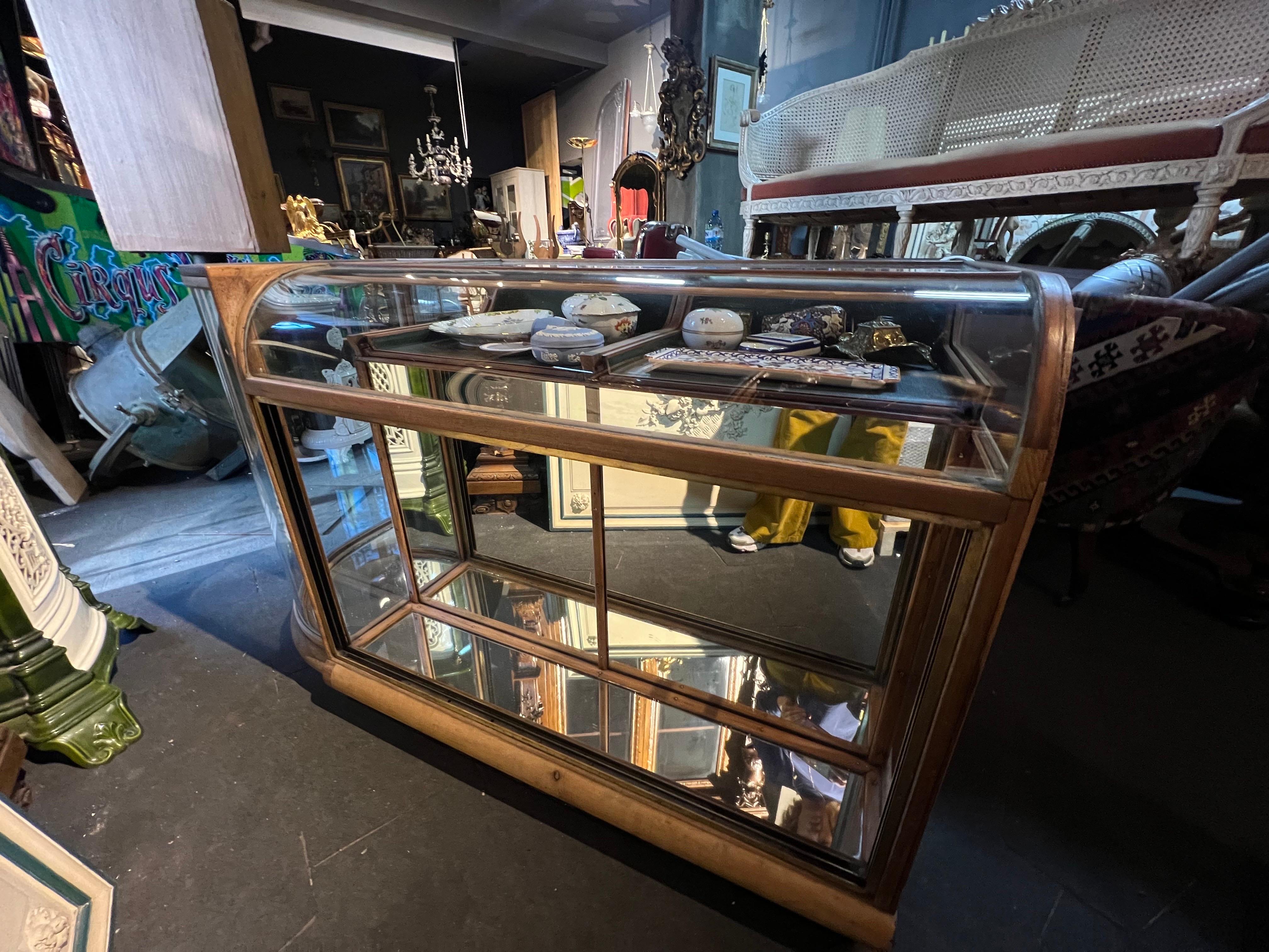 19th Century French Oval Jewellery Vitrine in Mahogany and Glass 7