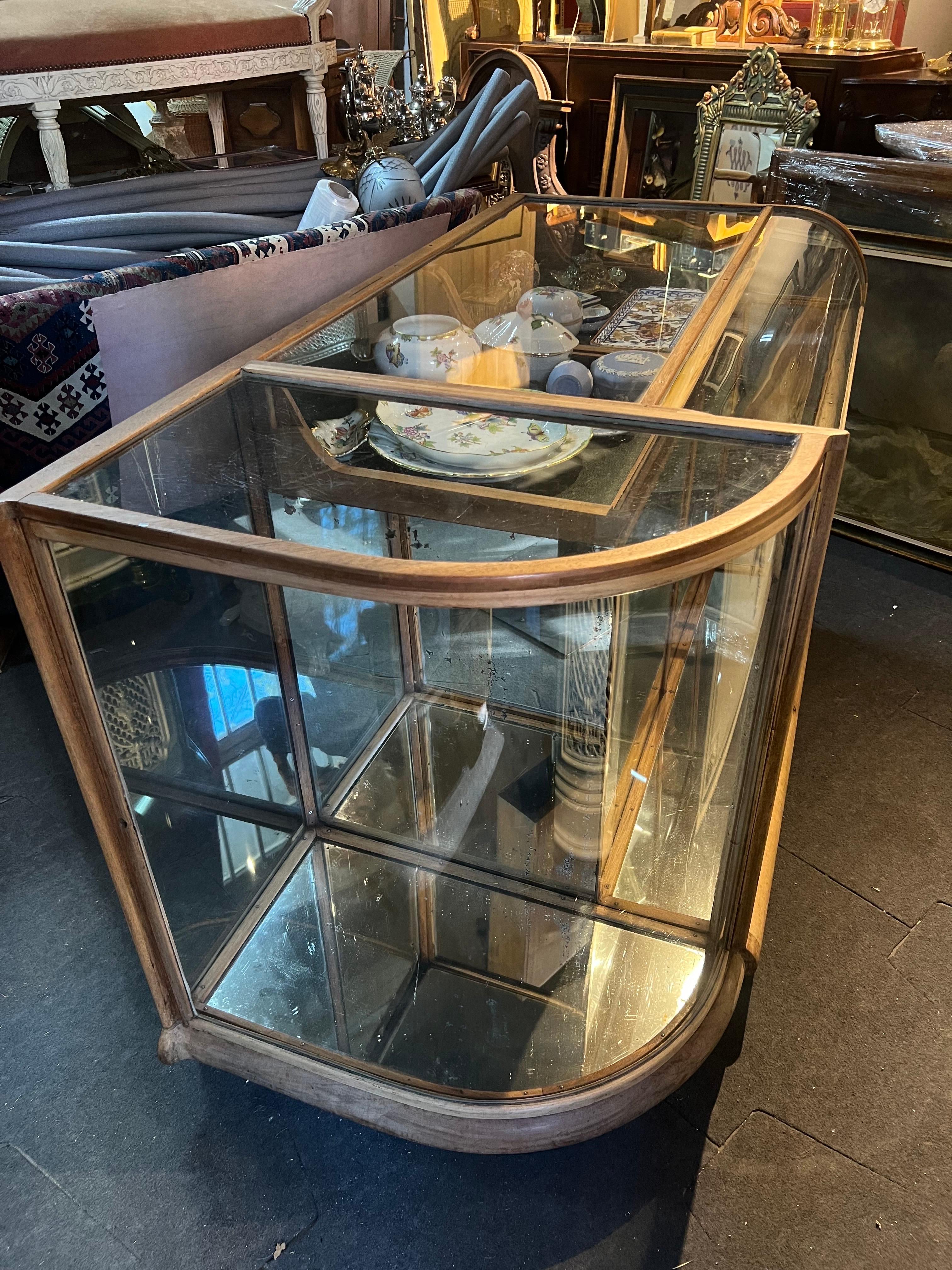 Hand-Carved 19th Century French Oval Jewellery Vitrine in Mahogany and Glass