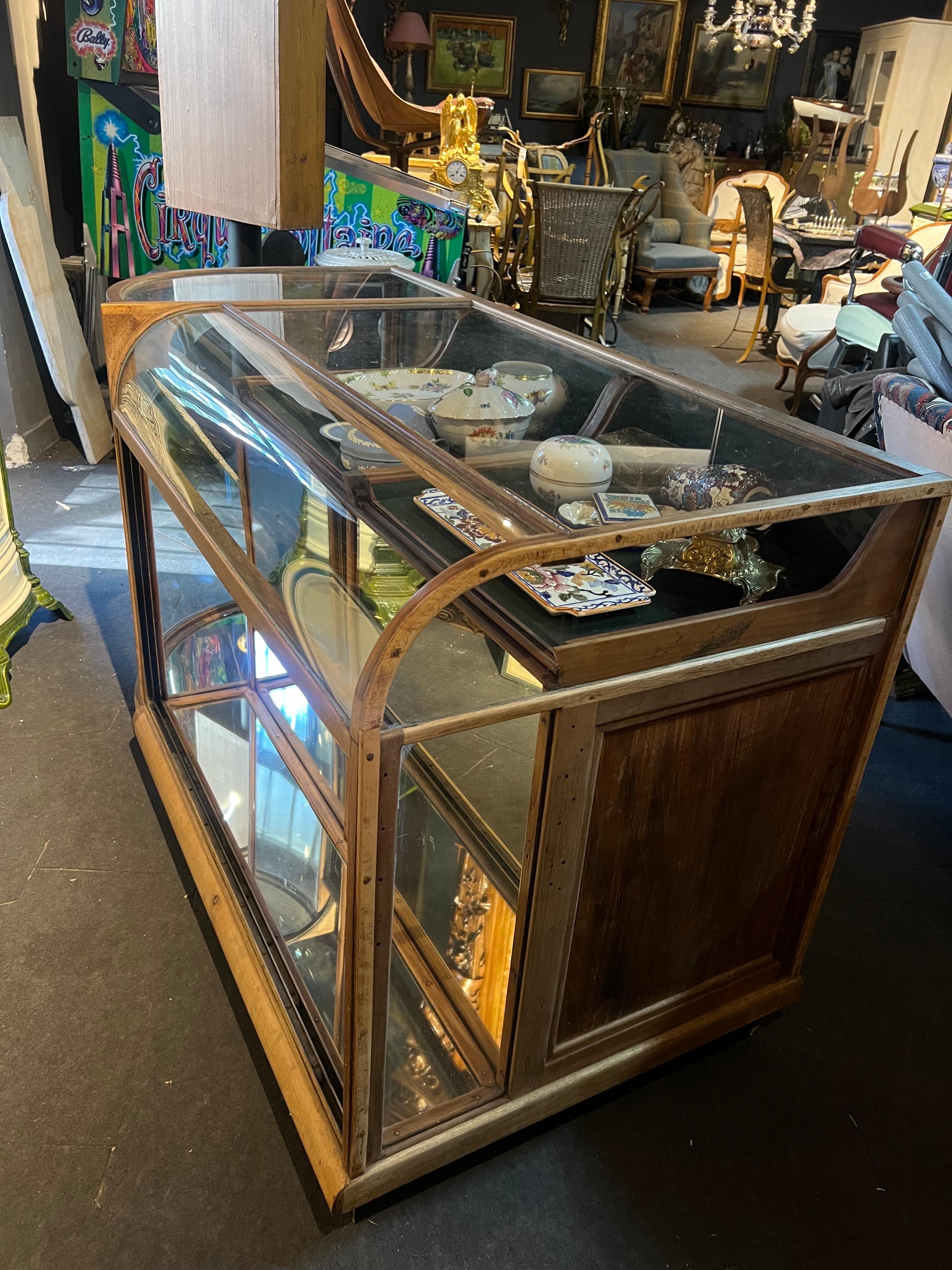 19th Century French Oval Jewellery Vitrine in Mahogany and Glass In Good Condition In Sofia, BG