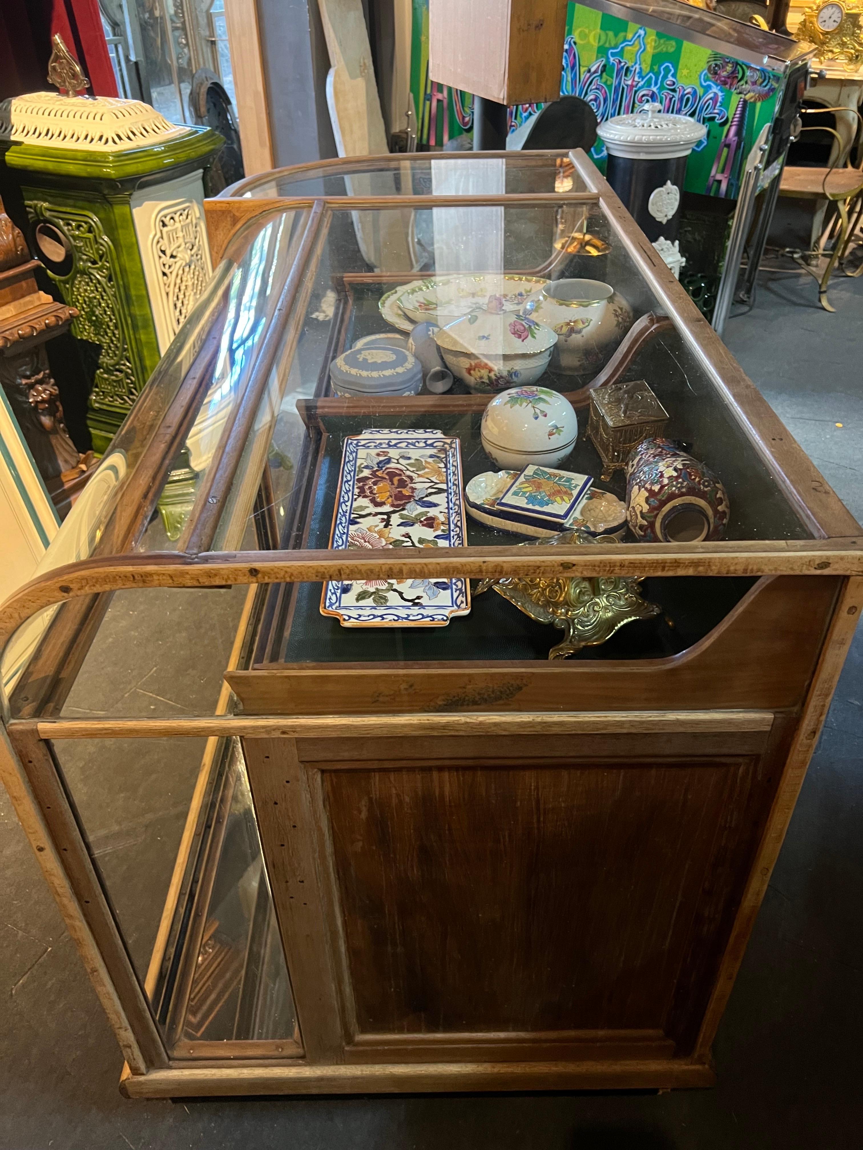 19th Century French Oval Jewellery Vitrine in Mahogany and Glass 2