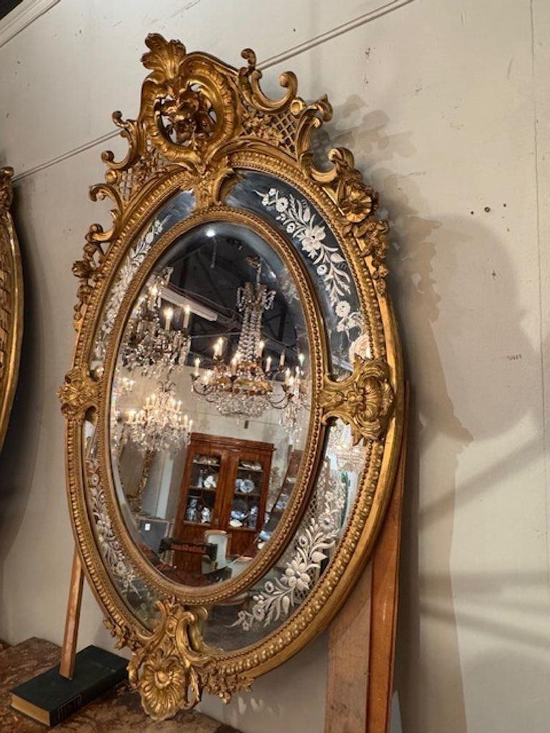 Français Miroir ovale Louis XVI du 19ème siècle avec panneaux latéraux gravés en vente
