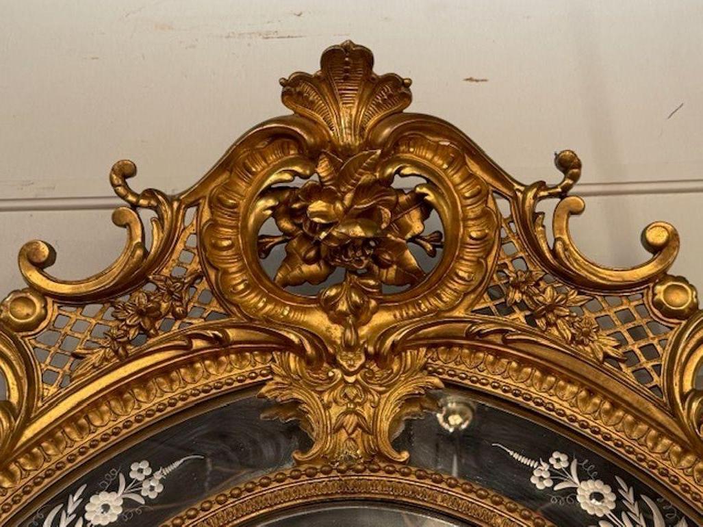 XIXe siècle Miroir ovale Louis XVI du 19ème siècle avec panneaux latéraux gravés en vente