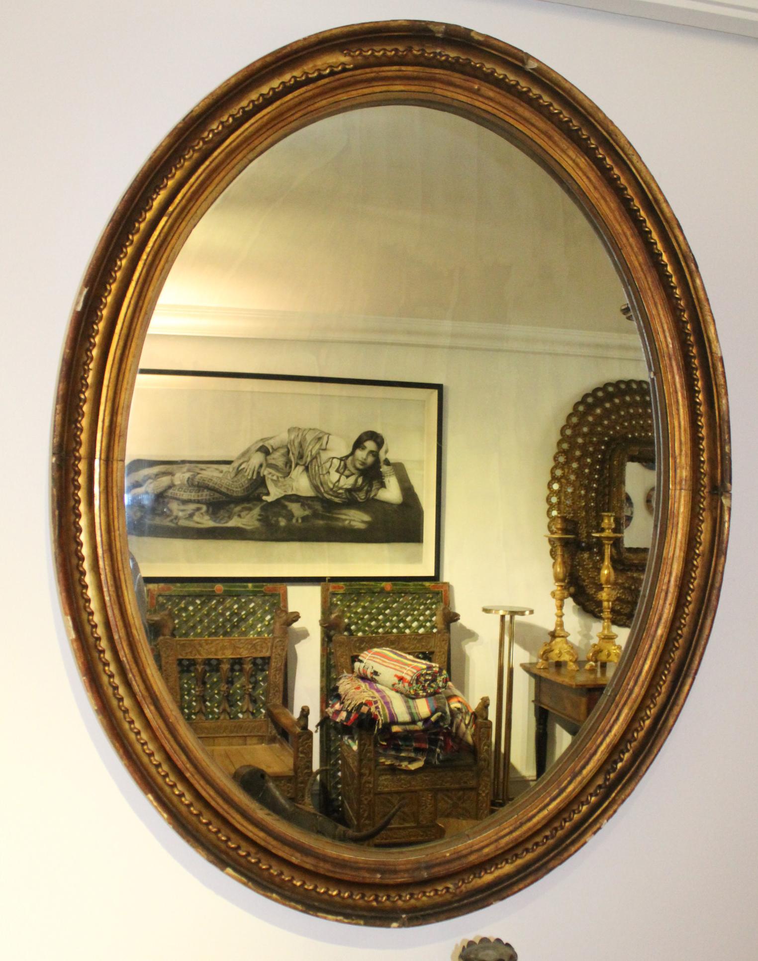 19th Century French Oval Mirror Gilded with Gold Leaf In Distressed Condition In Marbella, ES