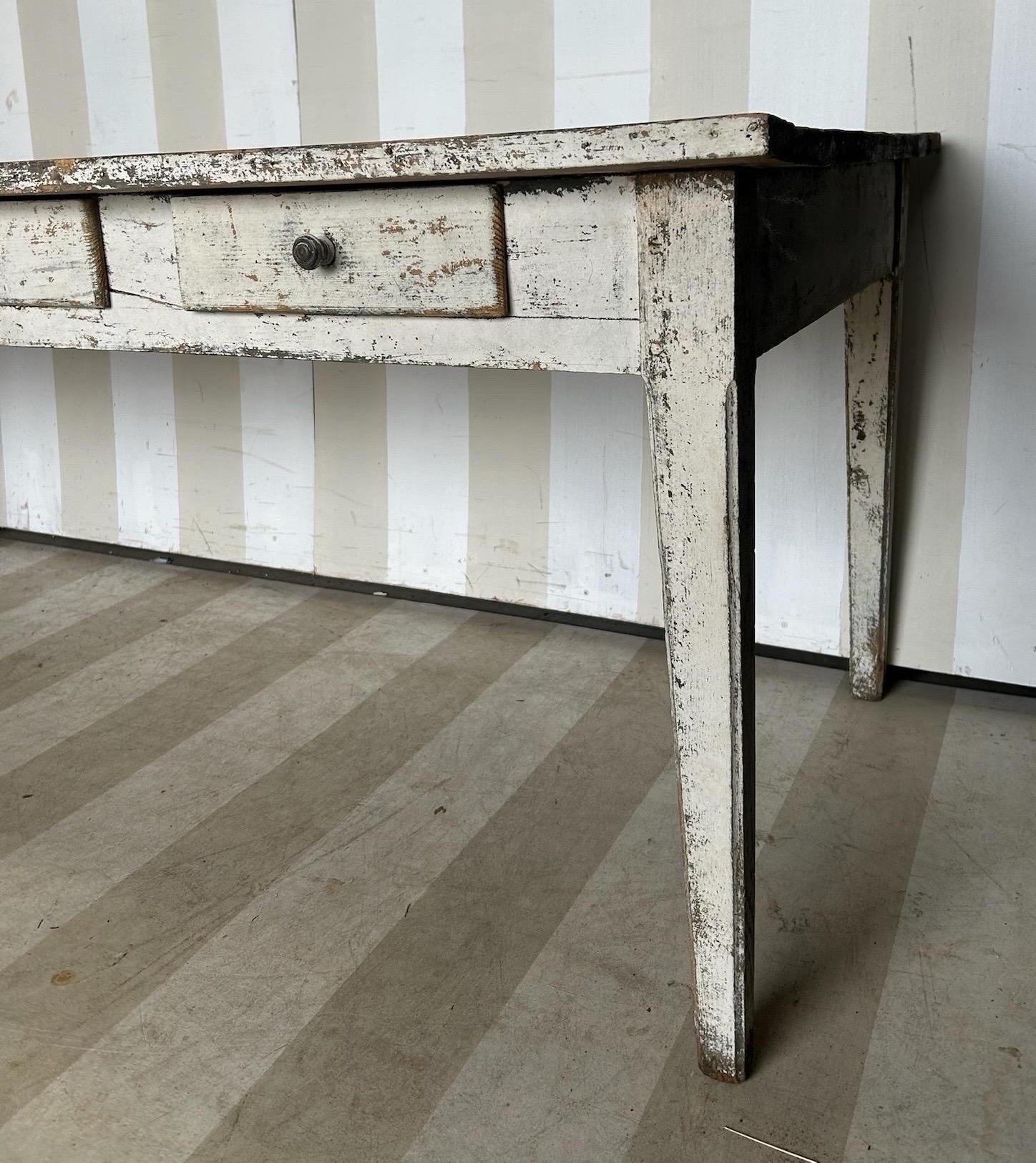 Tavolo da fattoria a 8 cassetti dipinto francese del XIX secolo con un'ottima patina, compreso un segno di bruciatura molto interessante che farebbe una storia incredibile se riuscissi a ricordarlo bene.  Spazio di 24,5