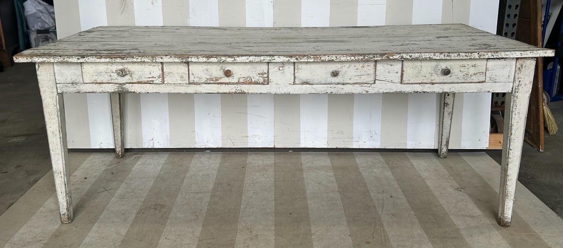 Tavolo da fattoria a 8 cassetti dipinto francese del XIX secolo In condizioni buone in vendita a Richmond, VA