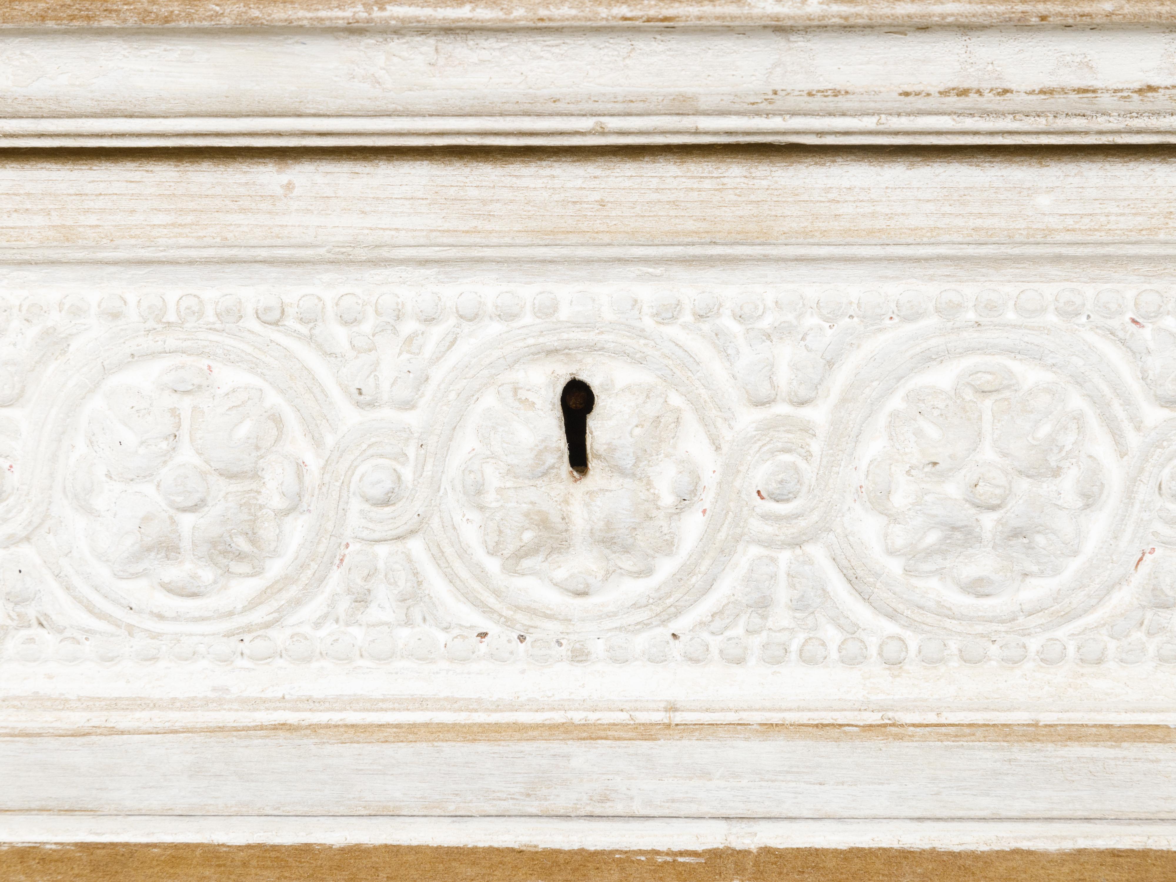 Français Buffet français du 19ème siècle en bois peint et sculpté avec plateau en marbre blanc en vente